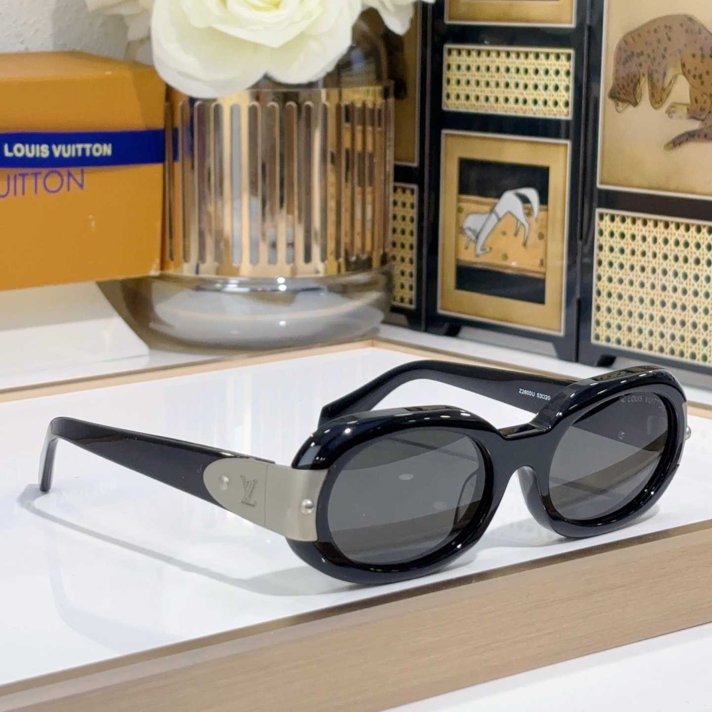 Louis Vuitton LV Hinge Sunglasses  Z2600U - 
