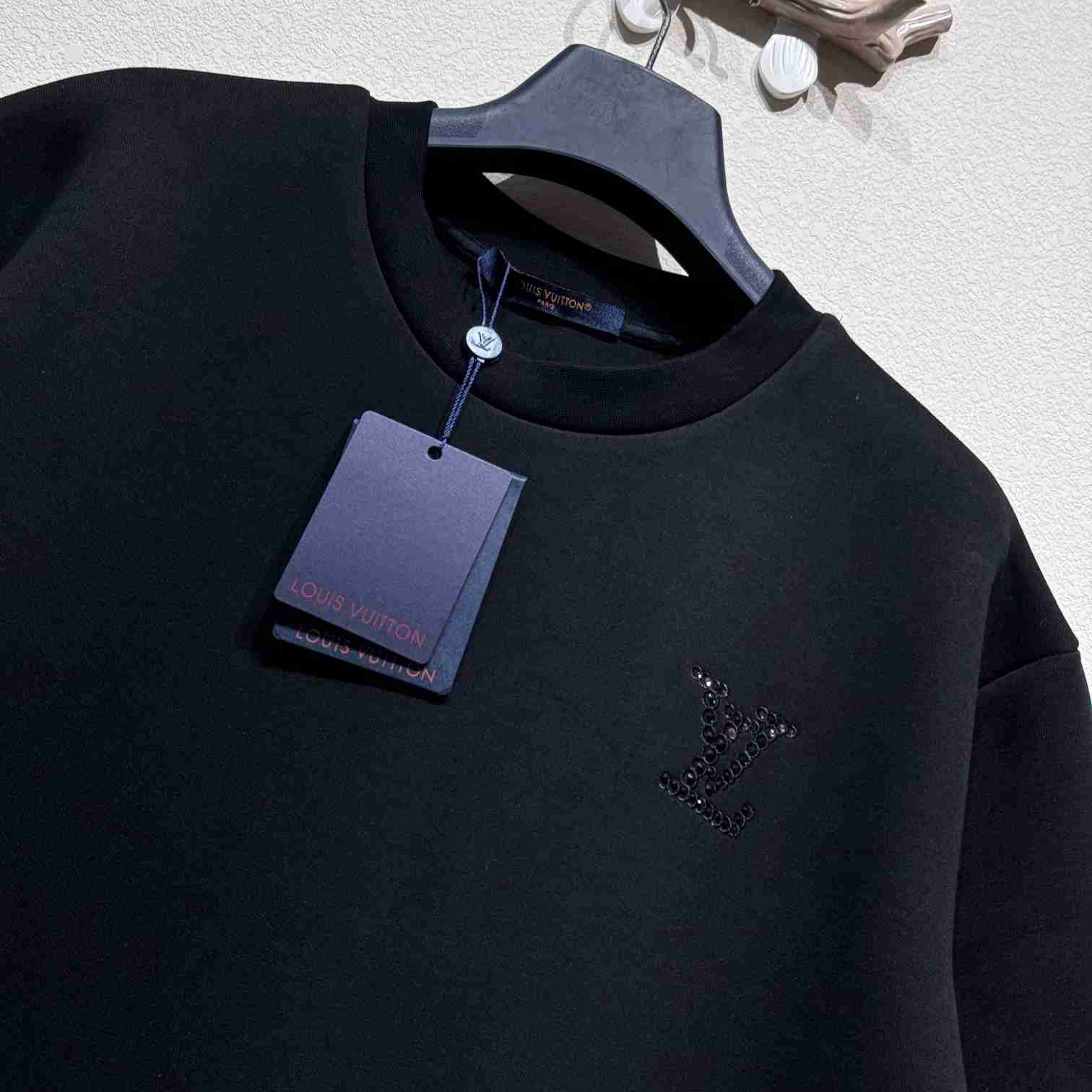 Louis Vuitton LV Embellished Jersey T-Shirt  1AGTT1 - DesignerGu