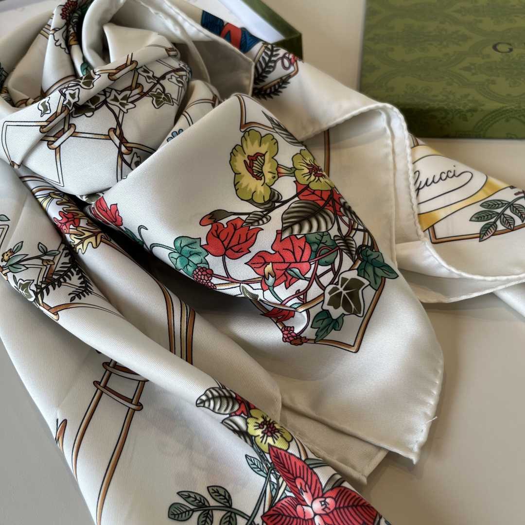 Gucci Printed Silk Twill Carré - DesignerGu