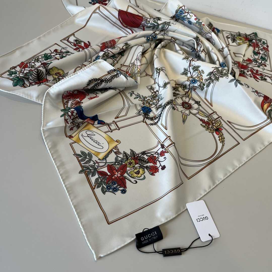 Gucci Printed Silk Twill Carré - DesignerGu