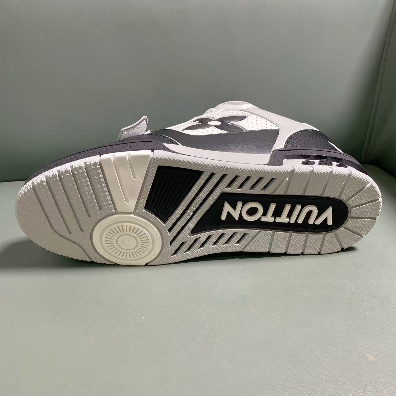 Louis Vuitton LV Trainer Sneaker   1AHTDF - DesignerGu