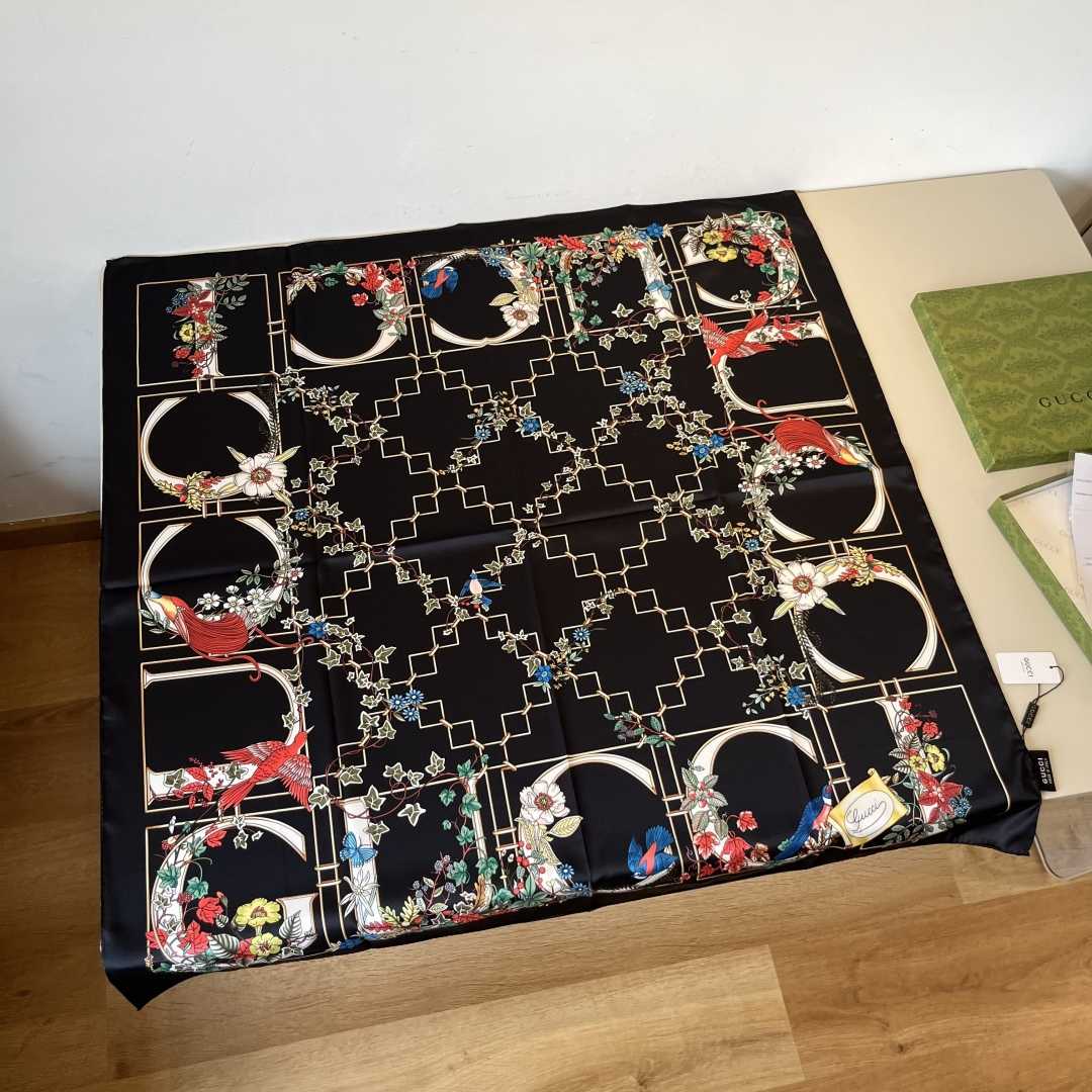 Gucci Printed Silk Twill Carré - DesignerGu