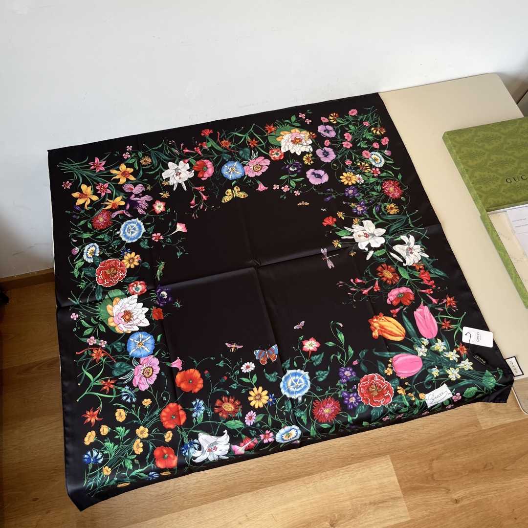 Gucci Printed Silk Twill Carré - DesignerGu