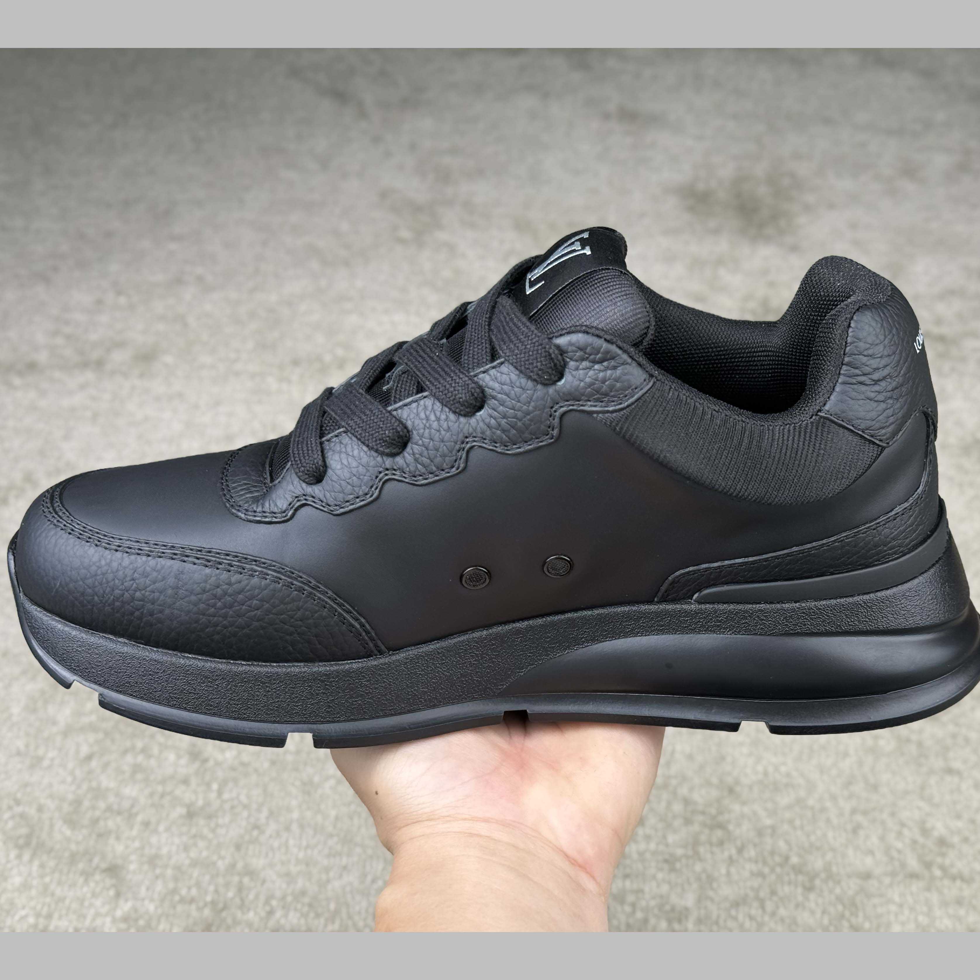 Louis Vuitton LV Classic Sneaker   1AHST3 - DesignerGu