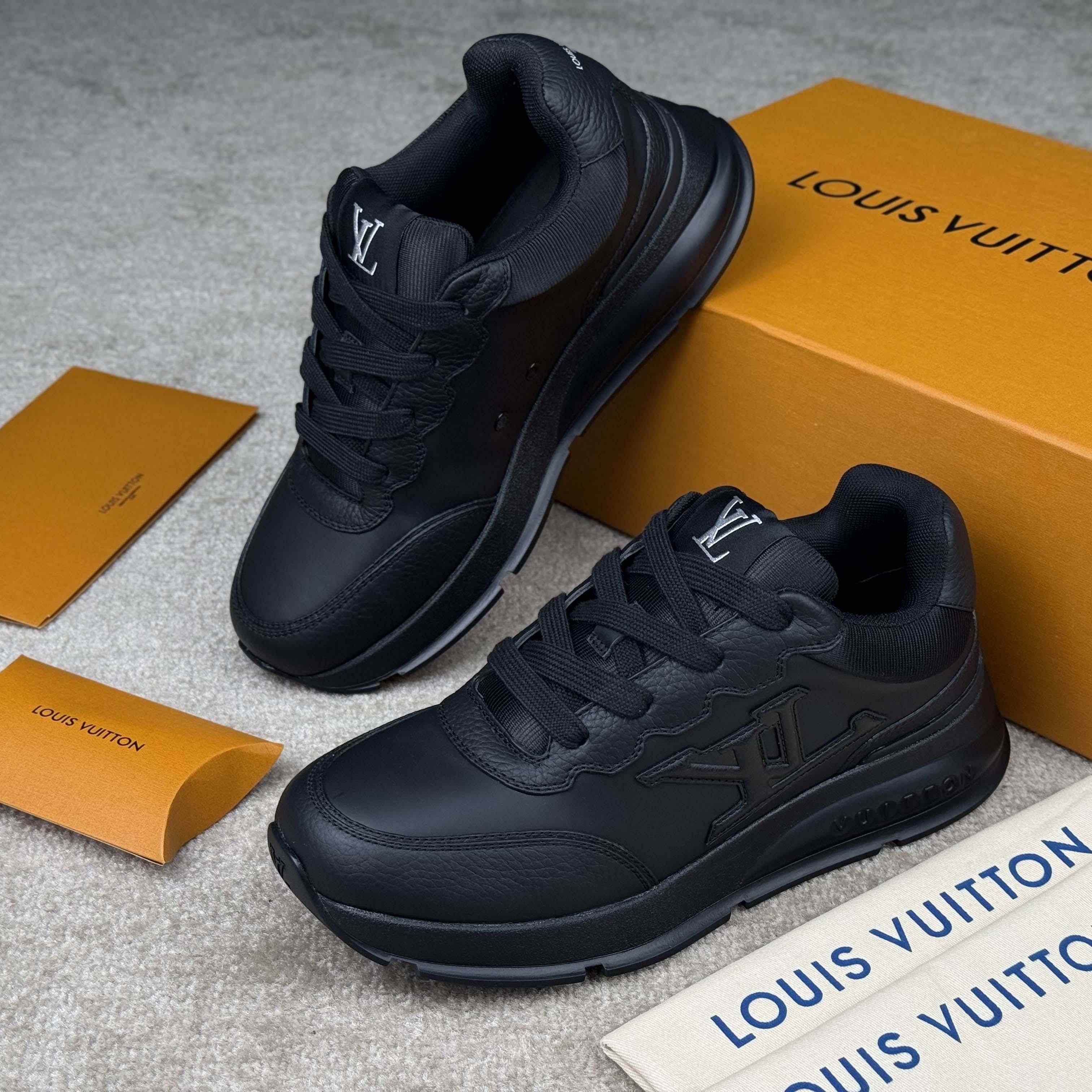 Louis Vuitton LV Classic Sneaker   1AHST3 - DesignerGu