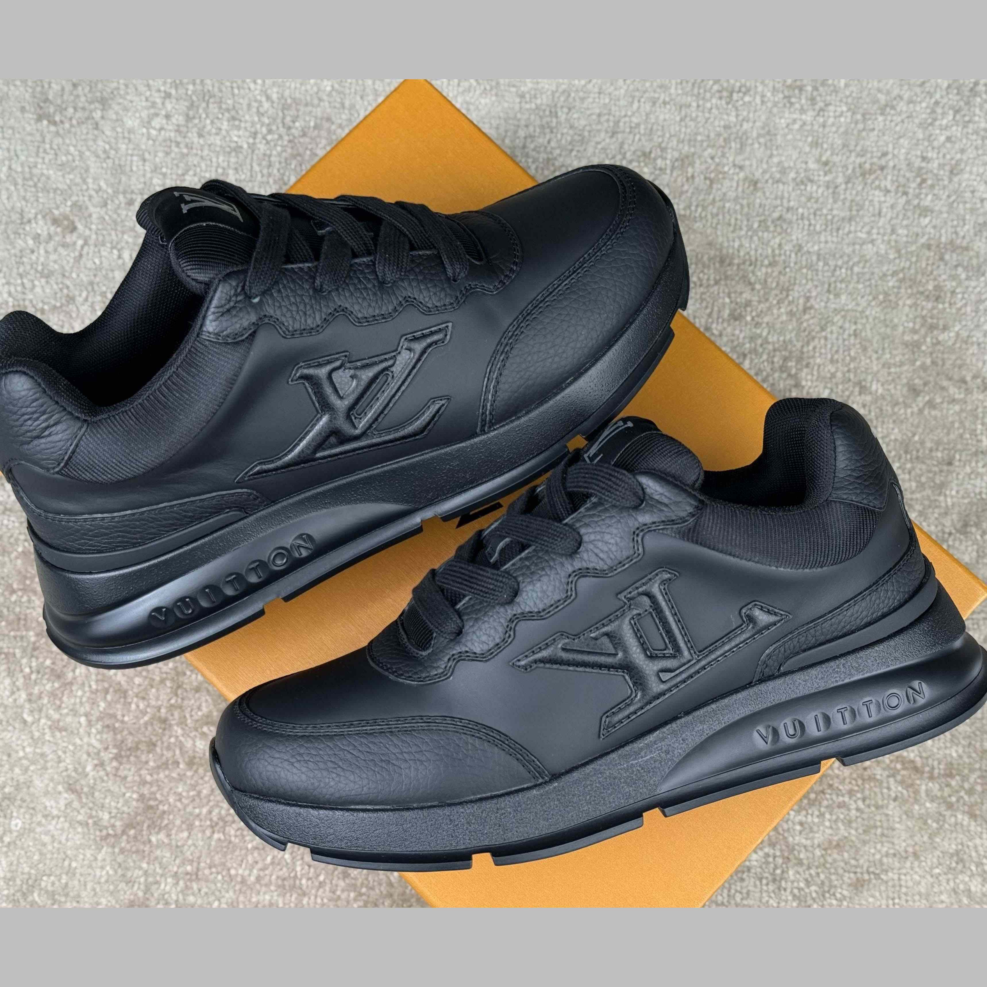 Louis Vuitton LV Classic Sneaker   1AHST3 - DesignerGu