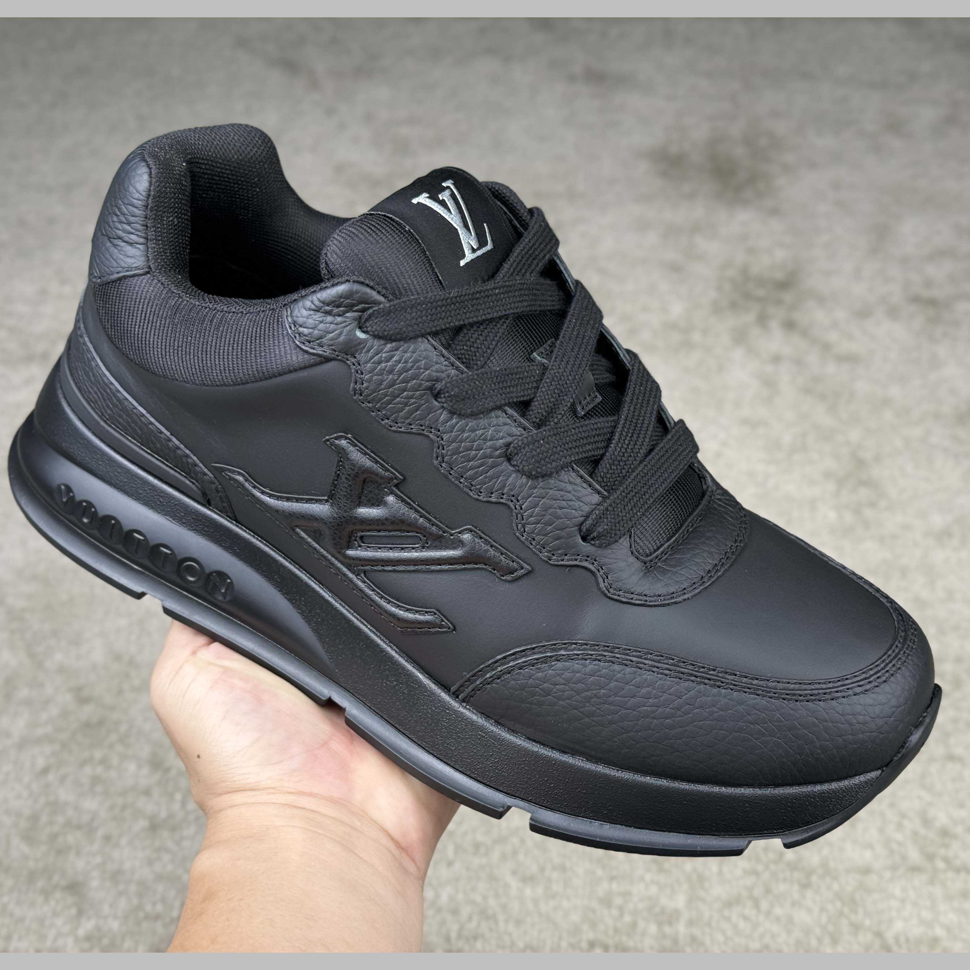 Louis Vuitton LV Classic Sneaker   1AHST3 - DesignerGu