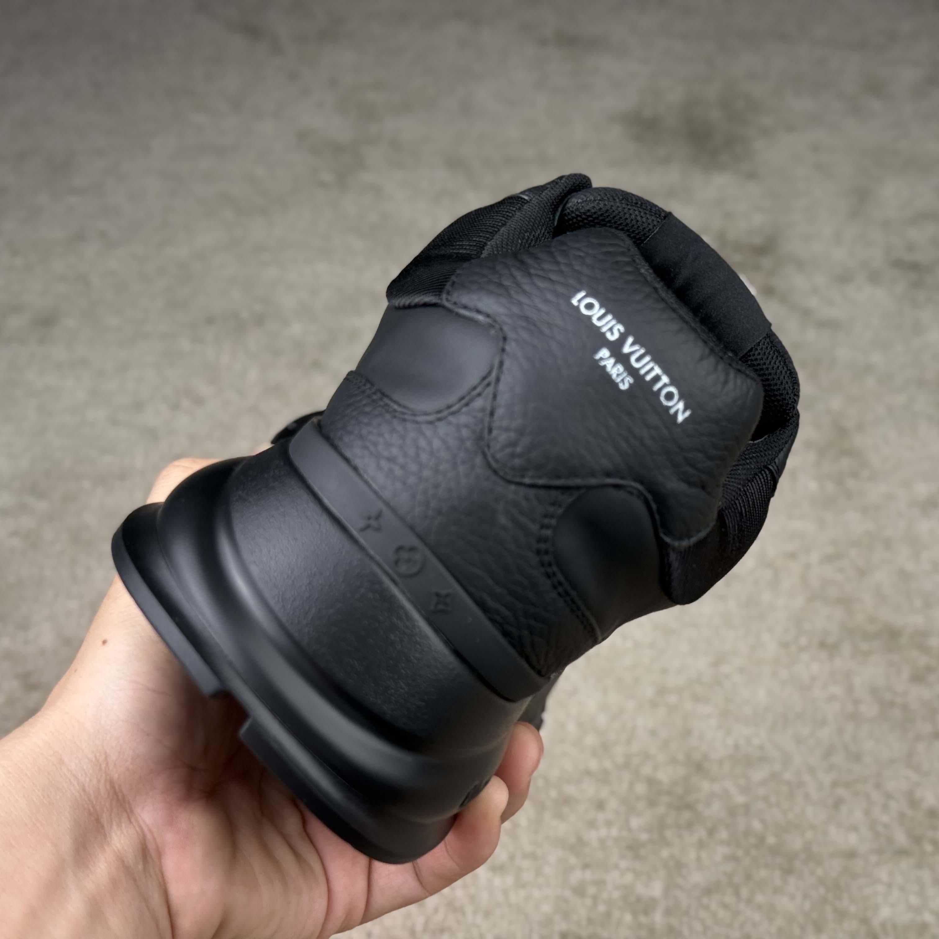 Louis Vuitton LV Classic Sneaker   1AHST3 - DesignerGu