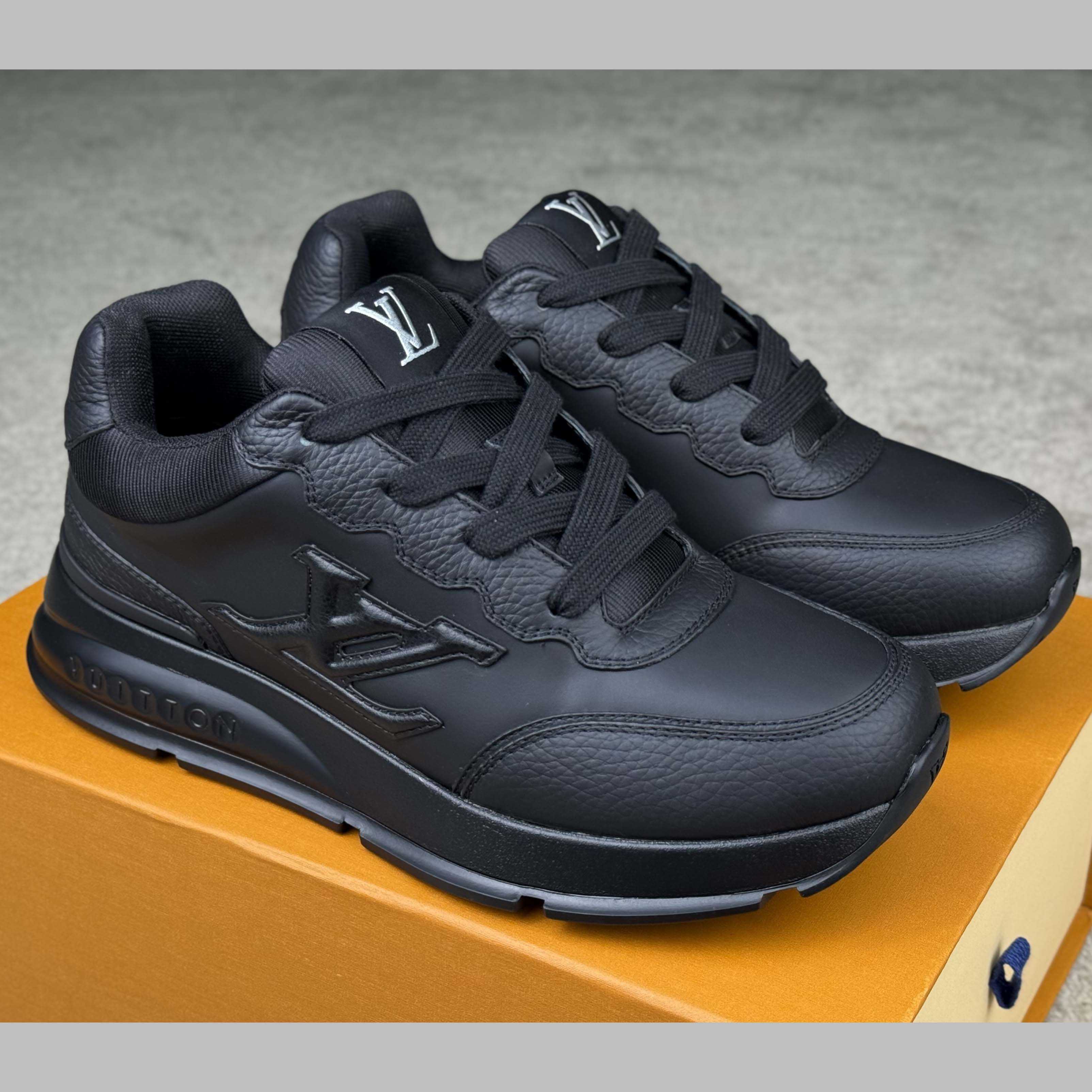 Louis Vuitton LV Classic Sneaker   1AHST3 - DesignerGu