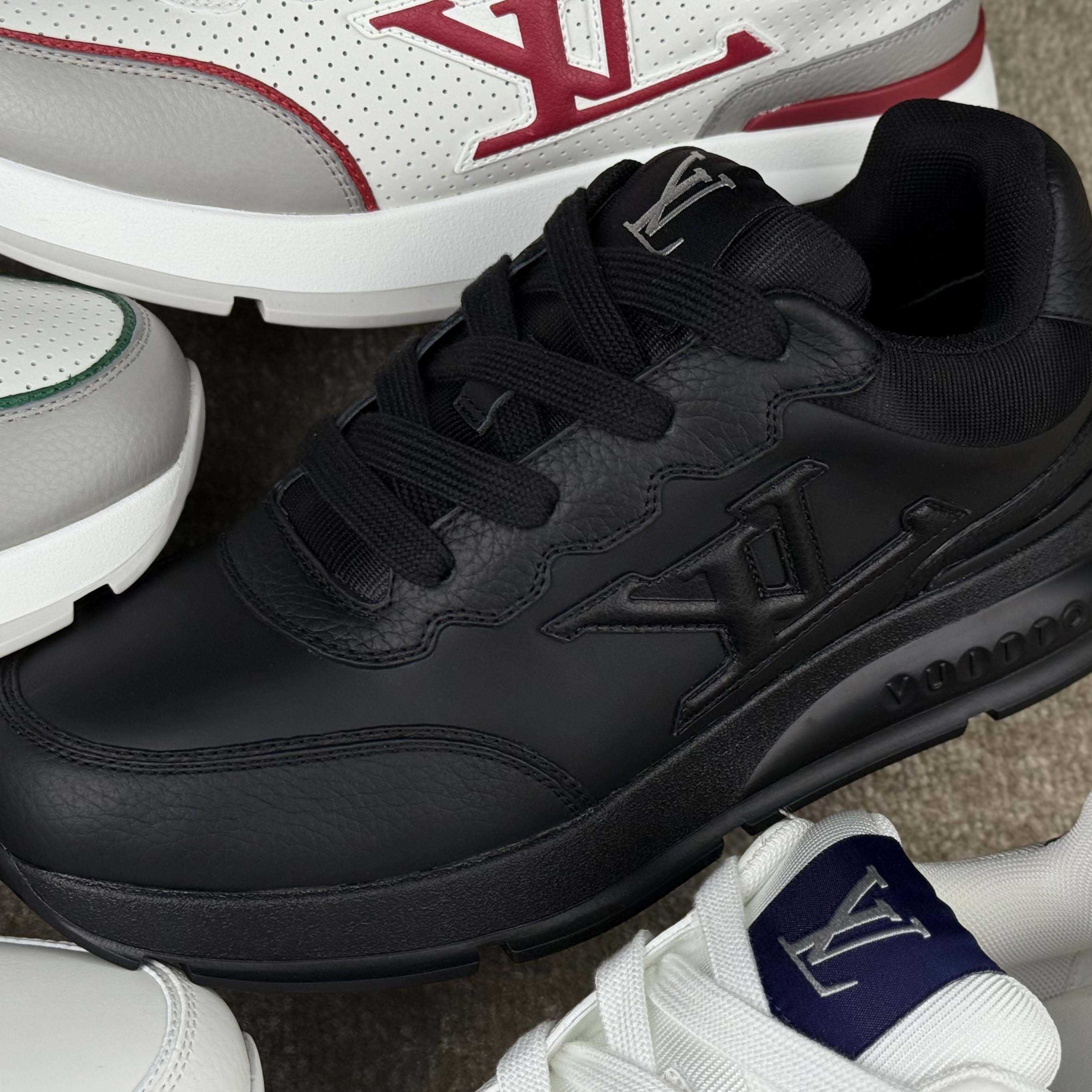 Louis Vuitton LV Classic Sneaker   1AHST3 - DesignerGu