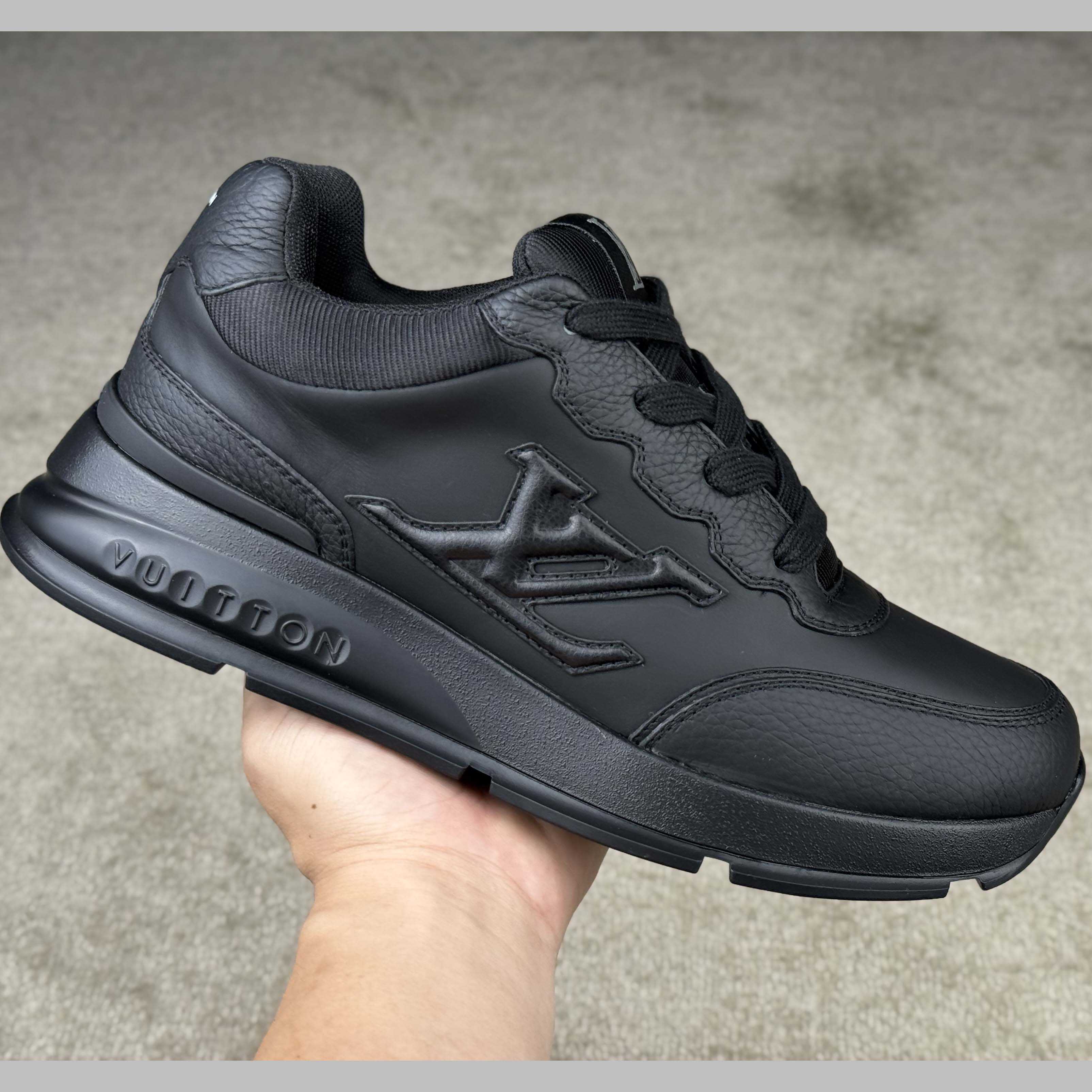 Louis Vuitton LV Classic Sneaker   1AHST3 - DesignerGu