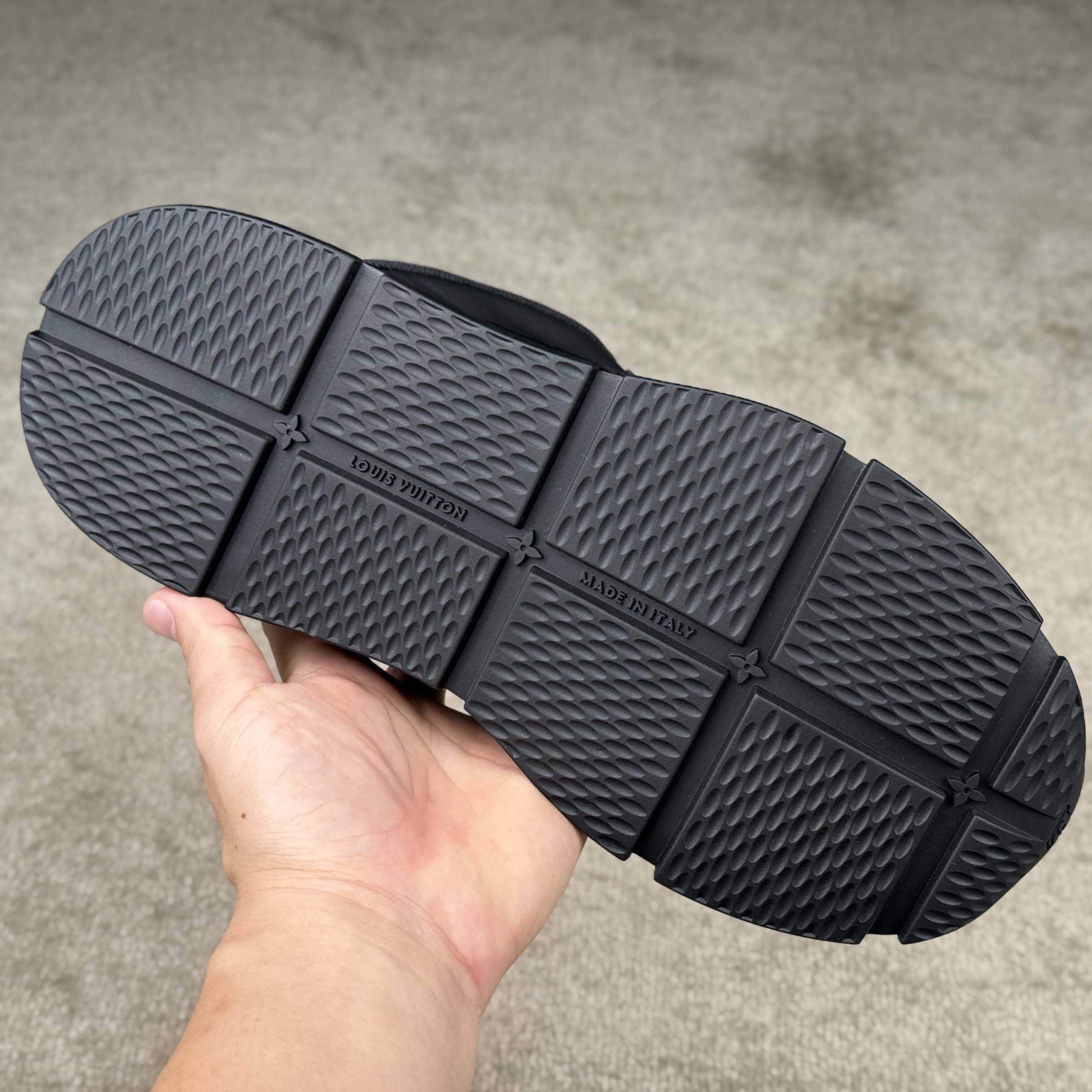 Louis Vuitton LV Classic Sneaker   1AHST3 - DesignerGu