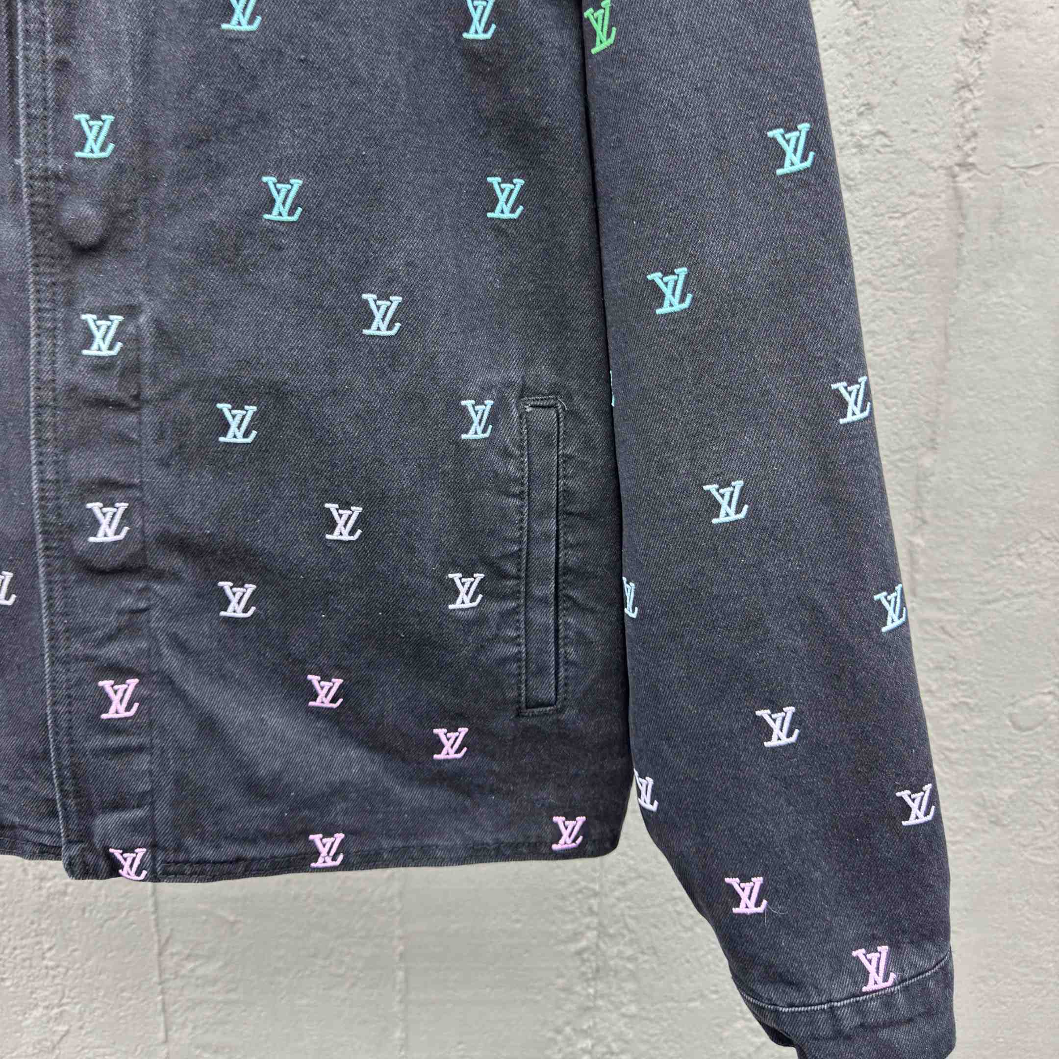 Louis Vuitton LV Blason Gradient Embroidered Denim Coach Jacket   1AGTEB - DesignerGu