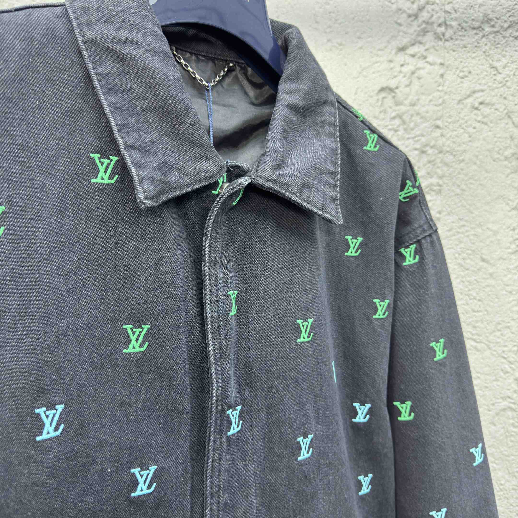 Louis Vuitton LV Blason Gradient Embroidered Denim Coach Jacket   1AGTEB - DesignerGu