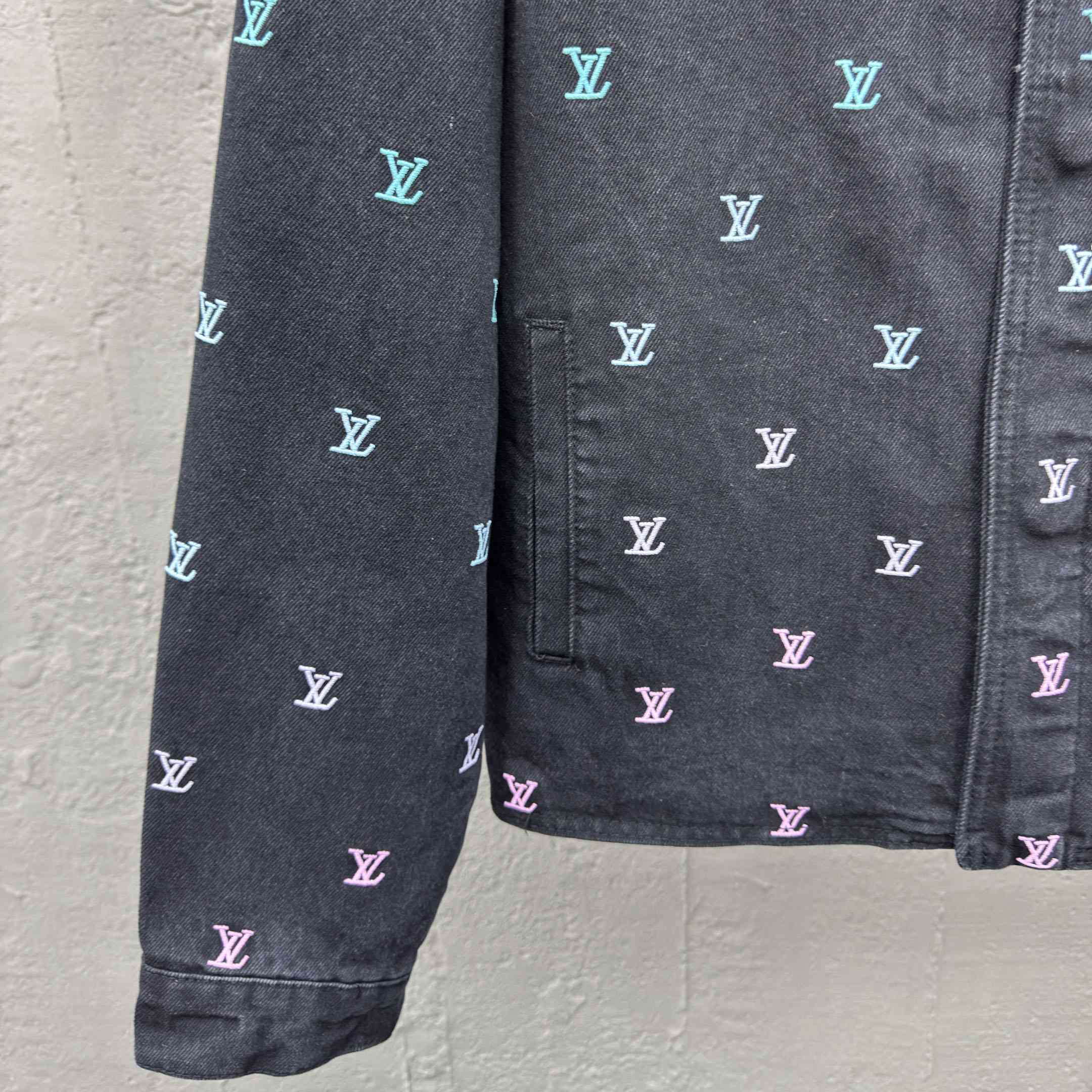 Louis Vuitton LV Blason Gradient Embroidered Denim Coach Jacket   1AGTEB - DesignerGu