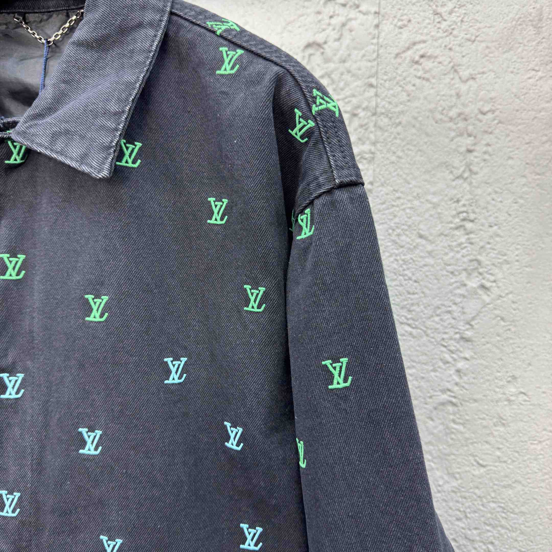 Louis Vuitton LV Blason Gradient Embroidered Denim Coach Jacket   1AGTEB - DesignerGu