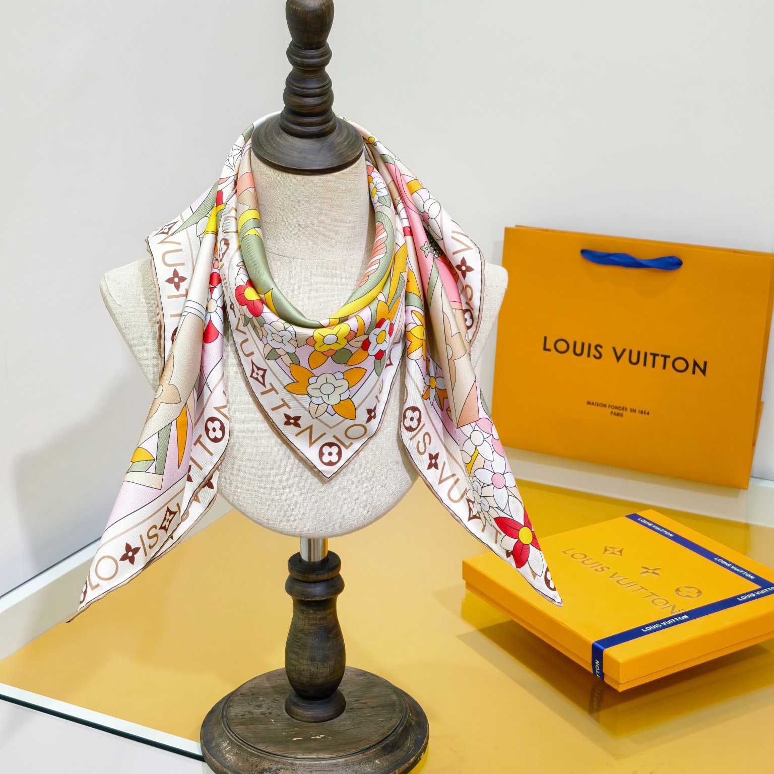 Louis Vuitton Picnic Square 90   M96355 - DesignerGu