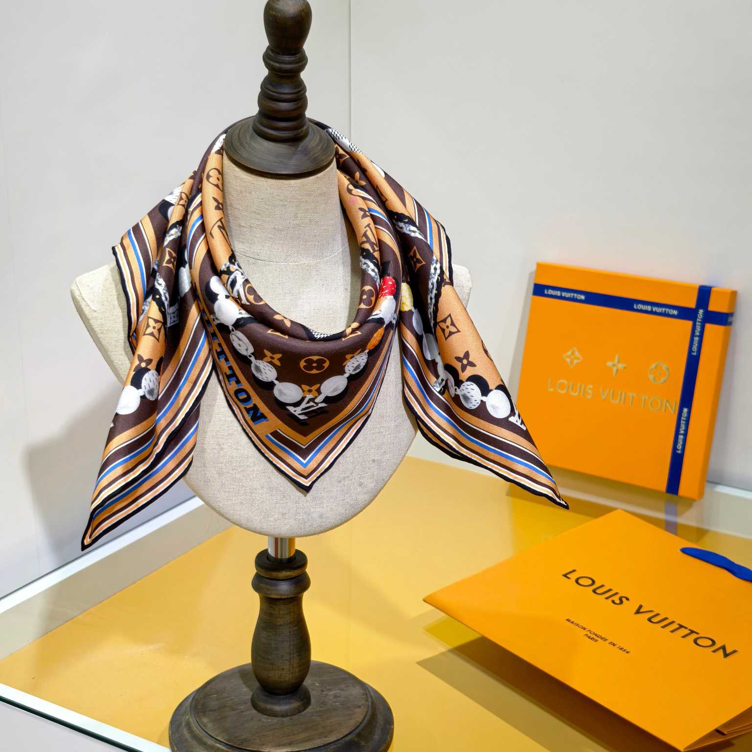 Louis Vuitton Dandy Monogram Silk Square   M94848 - DesignerGu