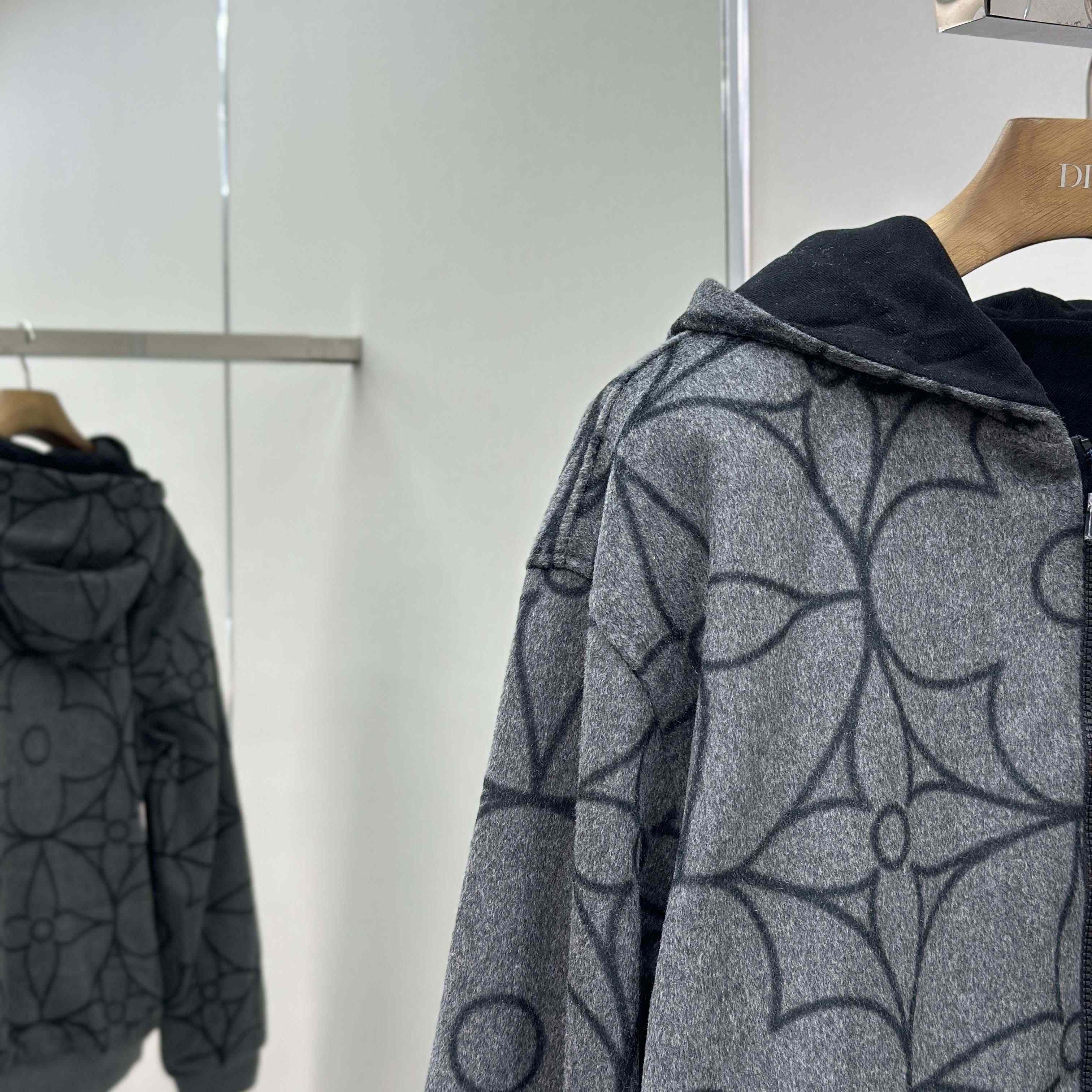 Louis Vuitton Reversible Double Face Hooded Blouson    1AGHXW - DesignerGu