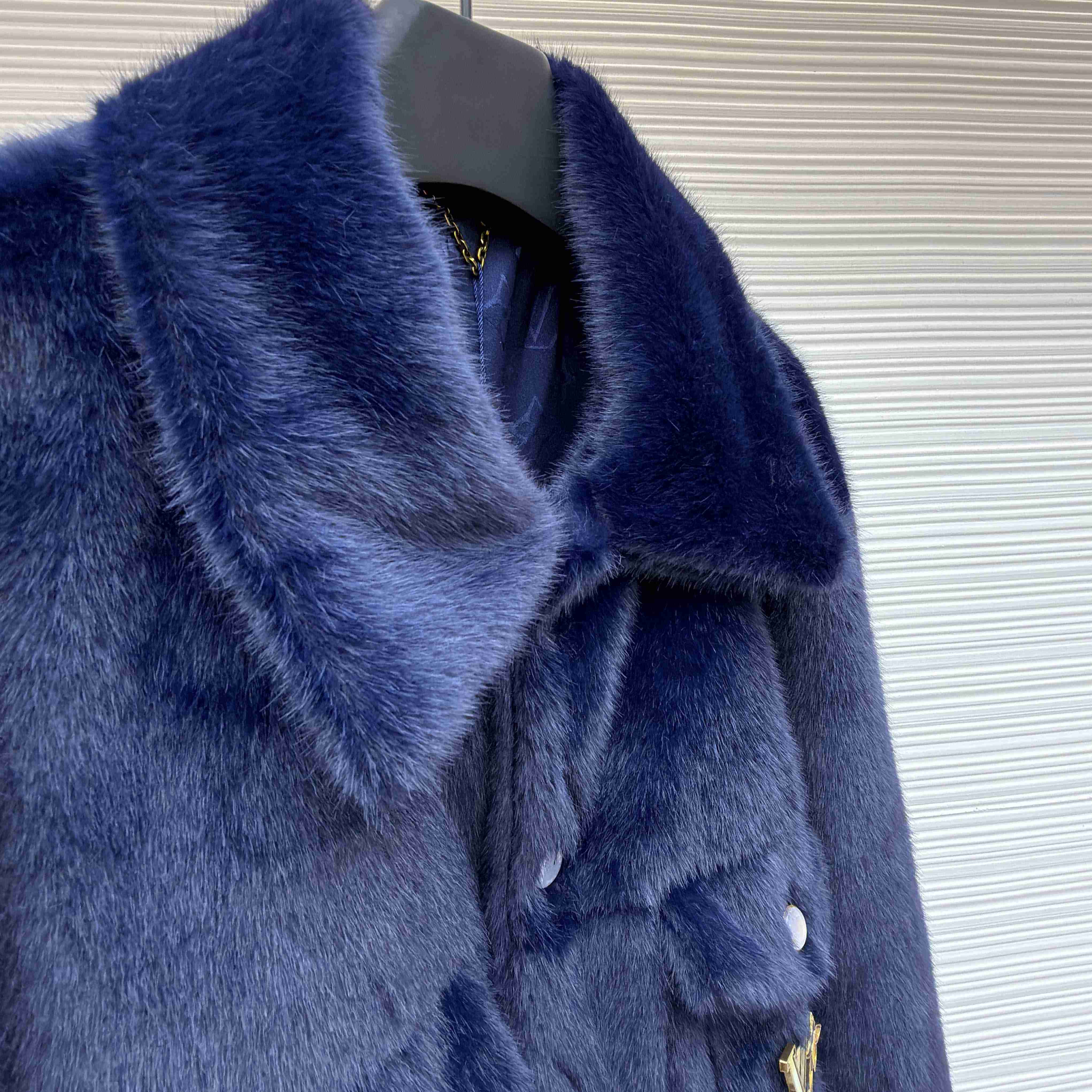 Louis Vuitton Mink Denim Trucker Jacket   1AILX0 - DesignerGu