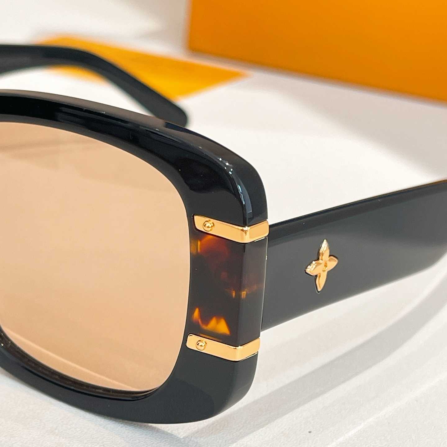 Louis Vuitton LV Estate Butterfly Sunglasses   Z2968W - DesignerGu