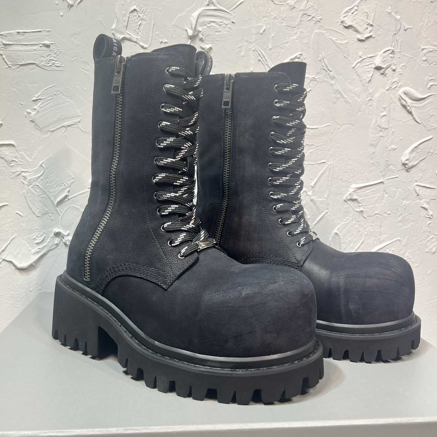 Balenciaga Stomper Zipped Bootie In Black - DesignerGu