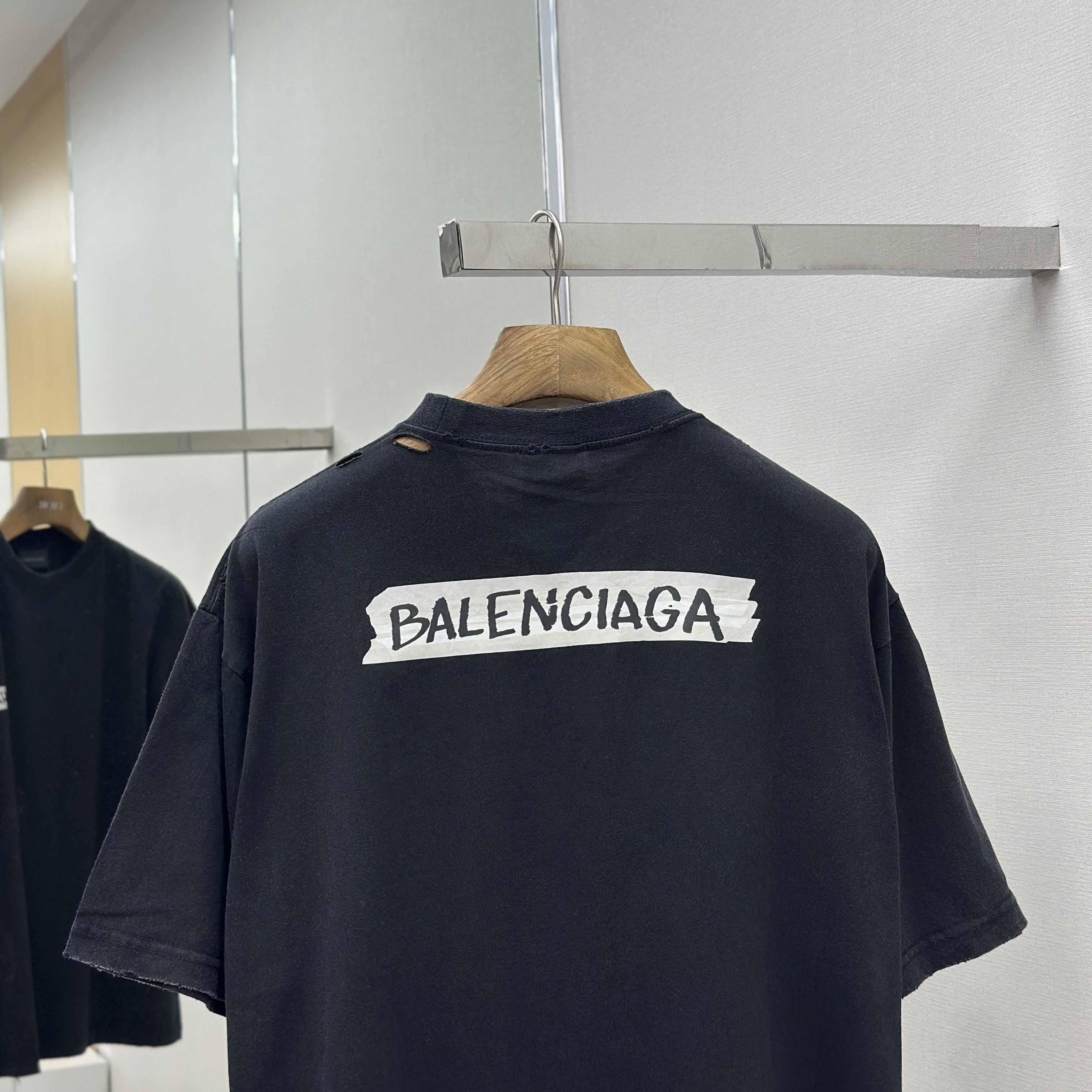 Balenciaga T-Shirt Medium Fit  - DesignerGu