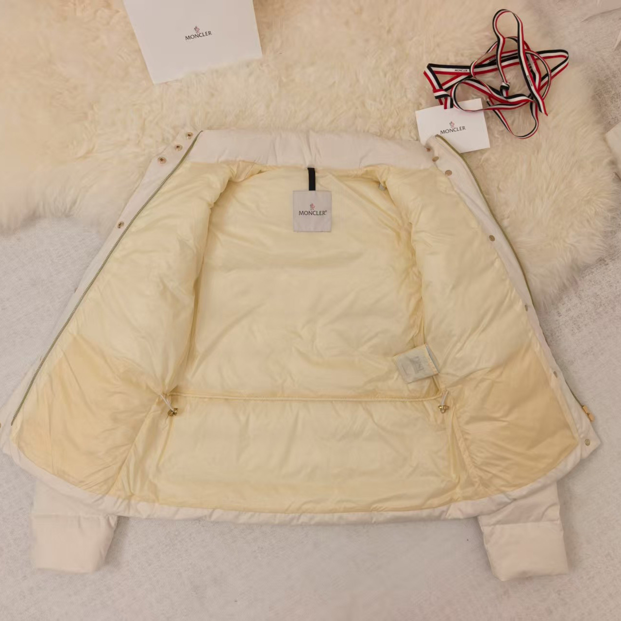 Moncler Bessettes Short Down Jacket - DesignerGu