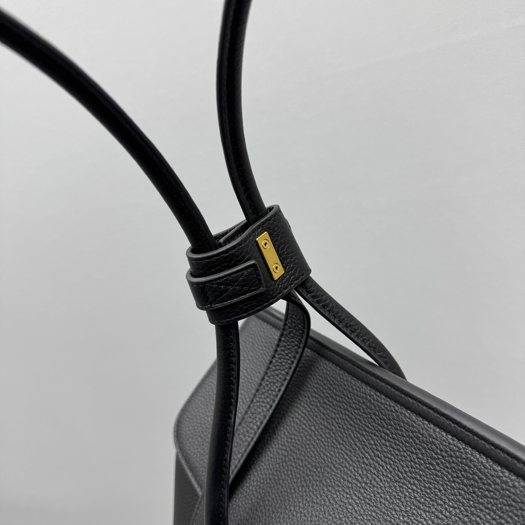 Balenciaga Carrie Carry All Bag In Black - DesignerGu