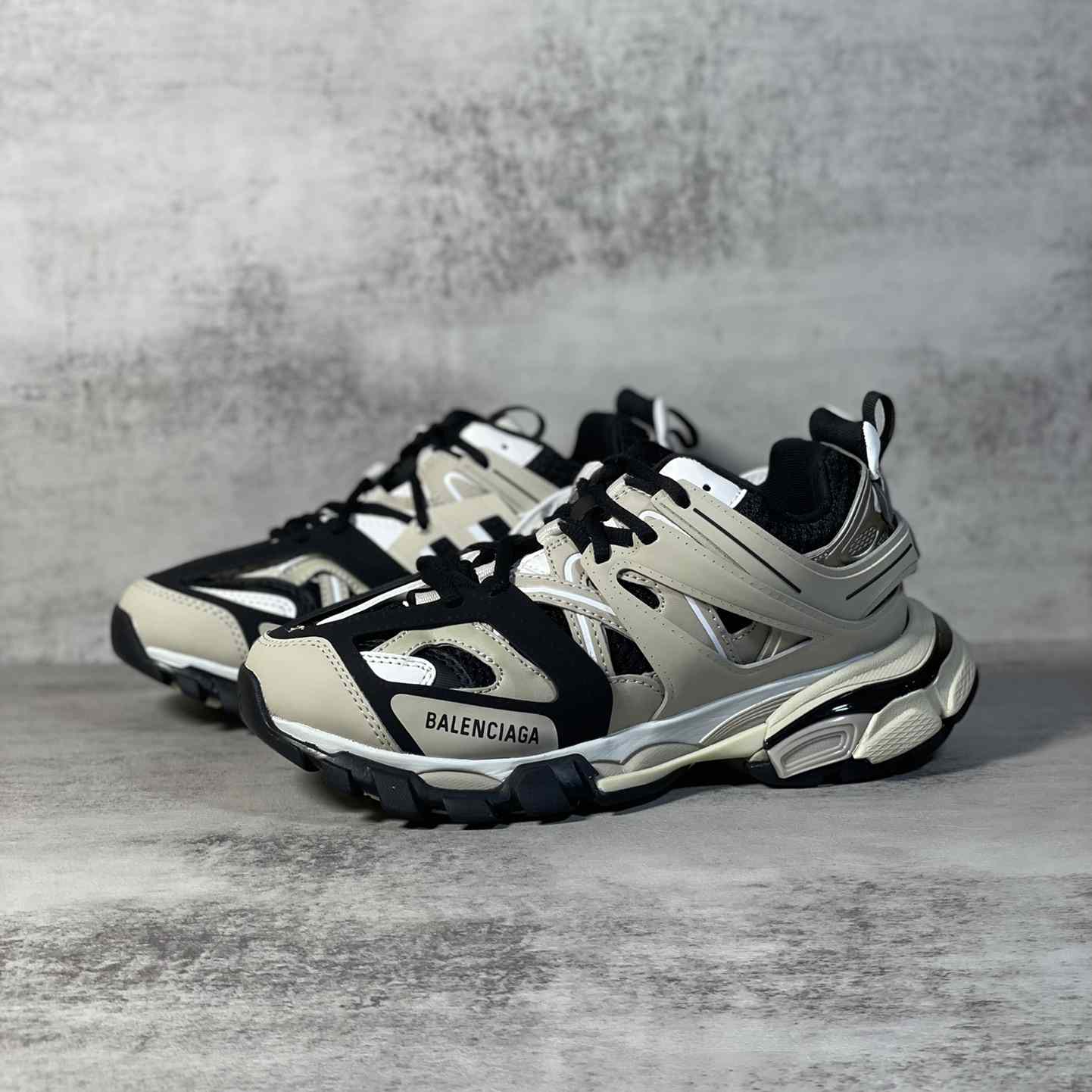 Balenciaga Track Sneaker In Beige And Black Mesh And Nylon - DesignerGu