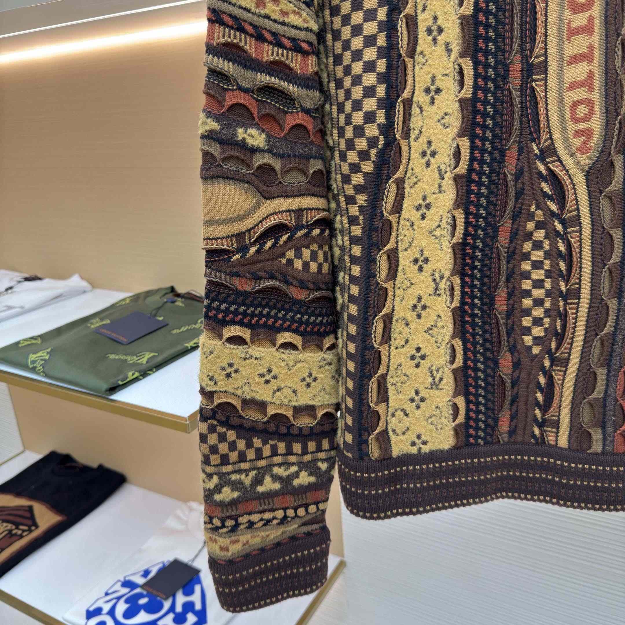 Louis Vuitton Long-Sleeved Crewneck   1AIMBI - DesignerGu