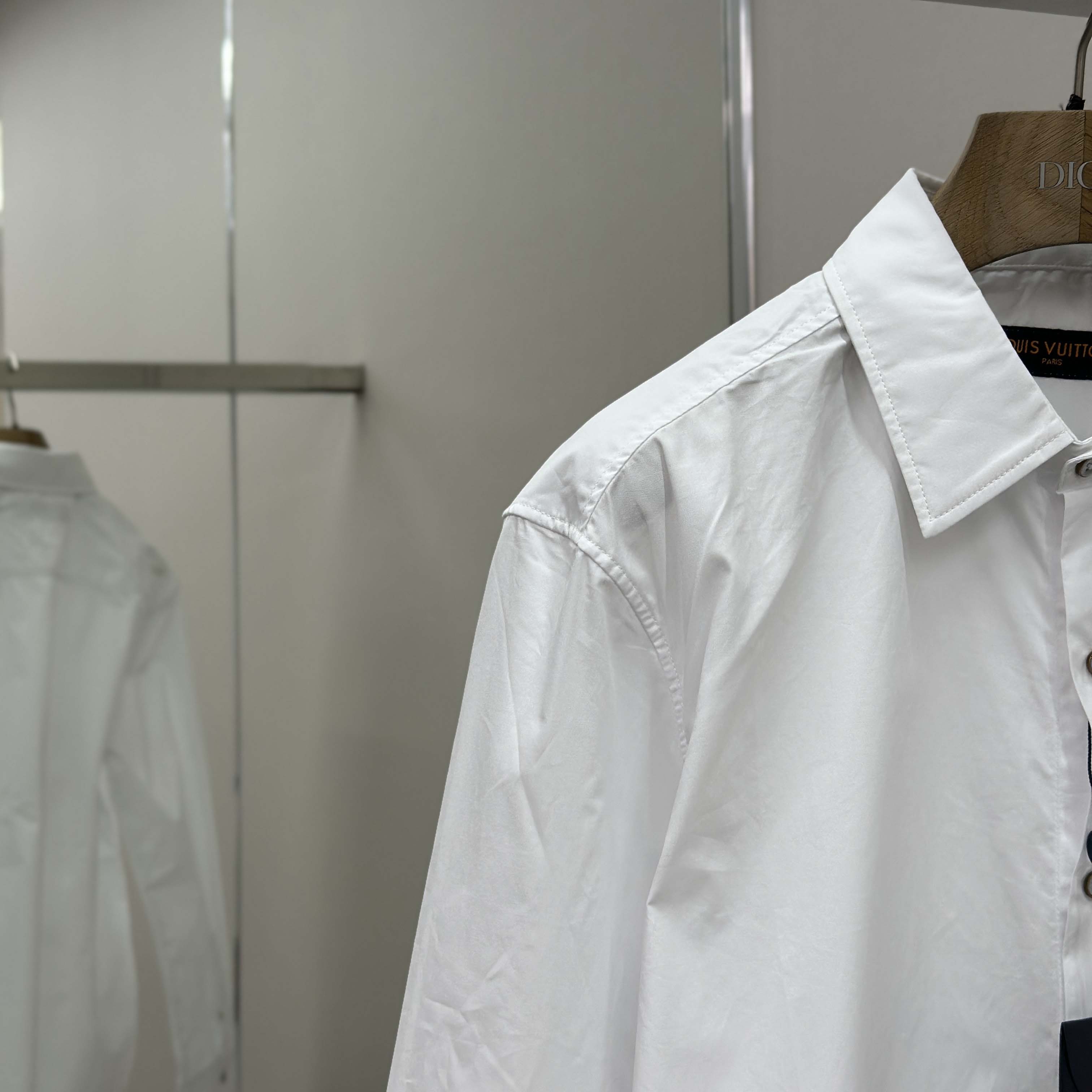 Louis Vuitton Embossed Signature Long-Sleeved Cotton Shirt   1AHVY7 - DesignerGu