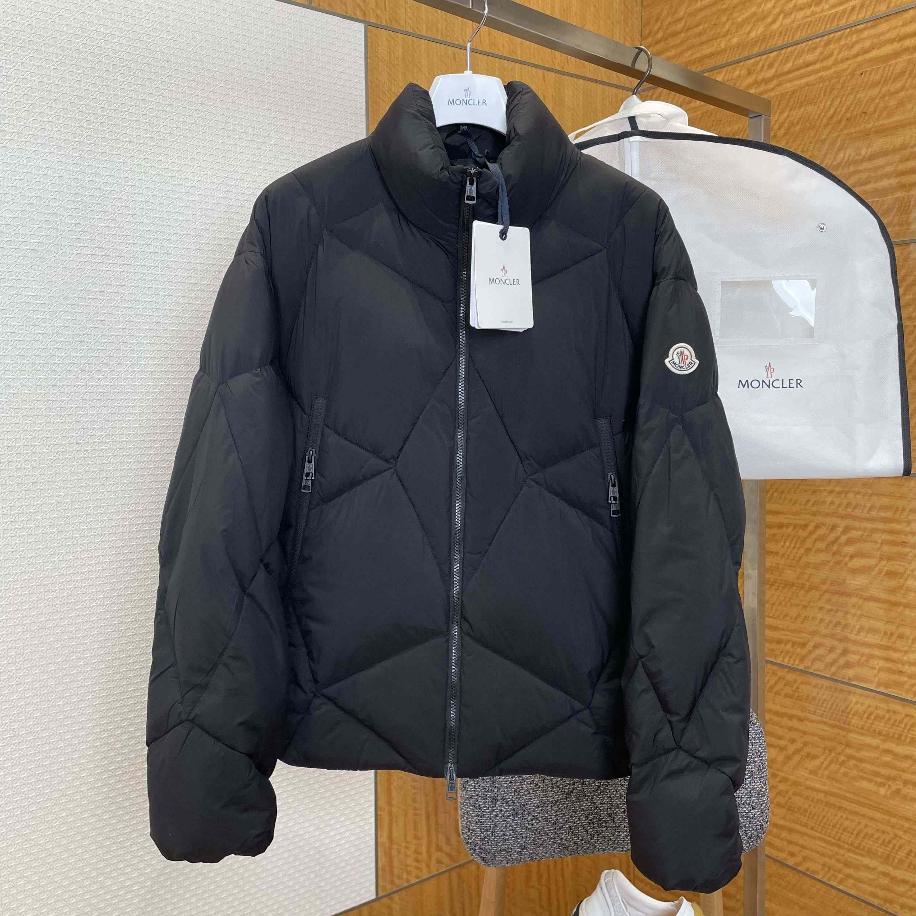 Moncler Vardar Short Down Jacket - DesignerGu