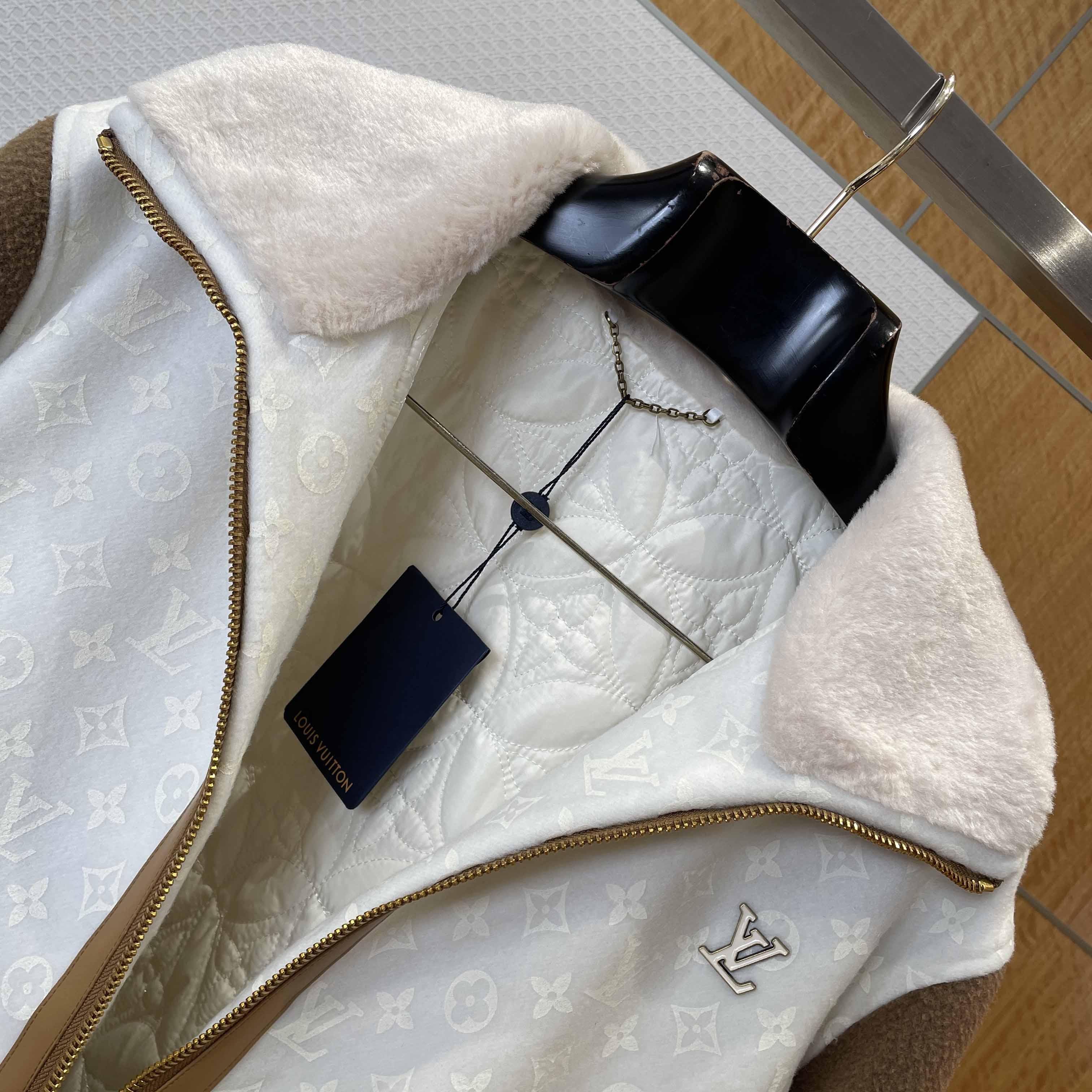 Louis Vuitton Monogram Blouson With Shearling Collar  1AJBD1 - DesignerGu