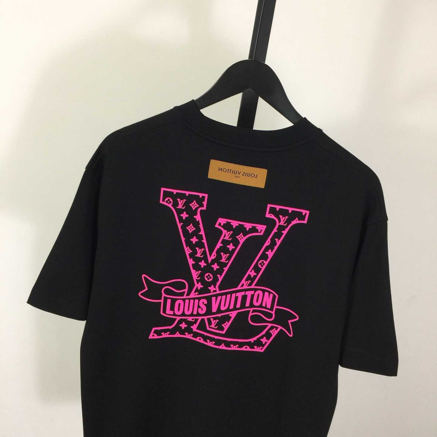 Louis Vuitton Cotton T-shirt Featuring Pink LV Logo Graphic On The Chest - DesignerGu
