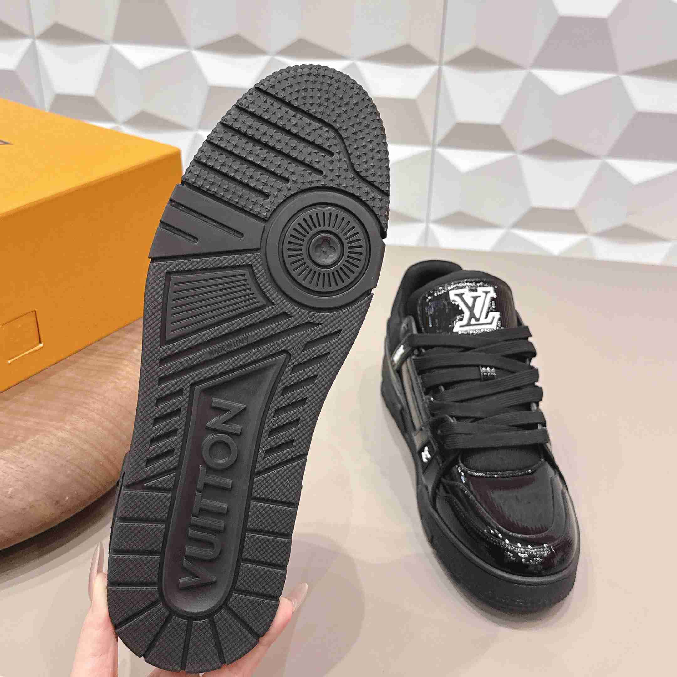 Louis Vuitton Trainer Sneaker 1AJ027 - DesignerGu