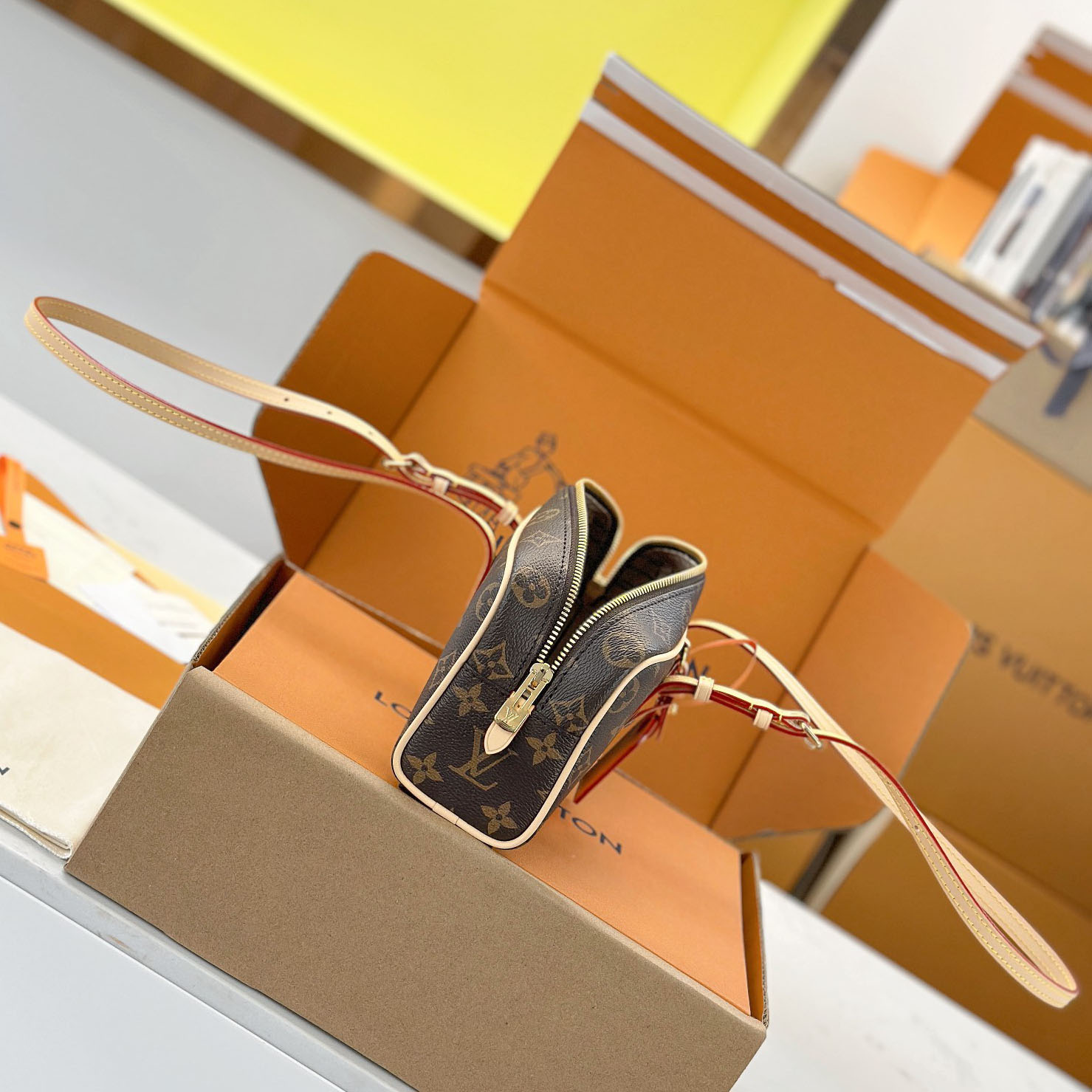 Louis Vuitton Hang On M47031 - DesignerGu