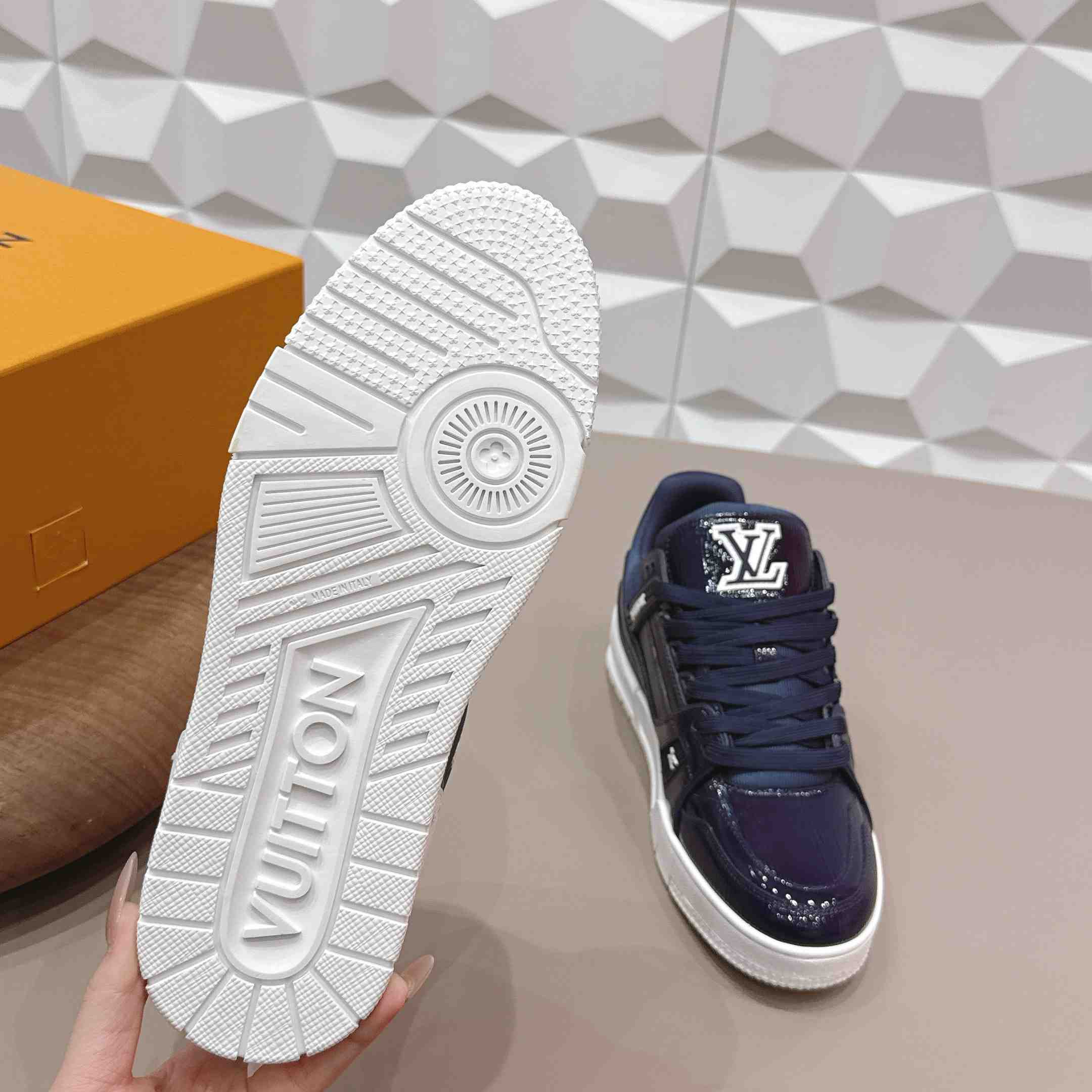 Louis Vuitton Trainer Sneaker 1AJ067 - DesignerGu