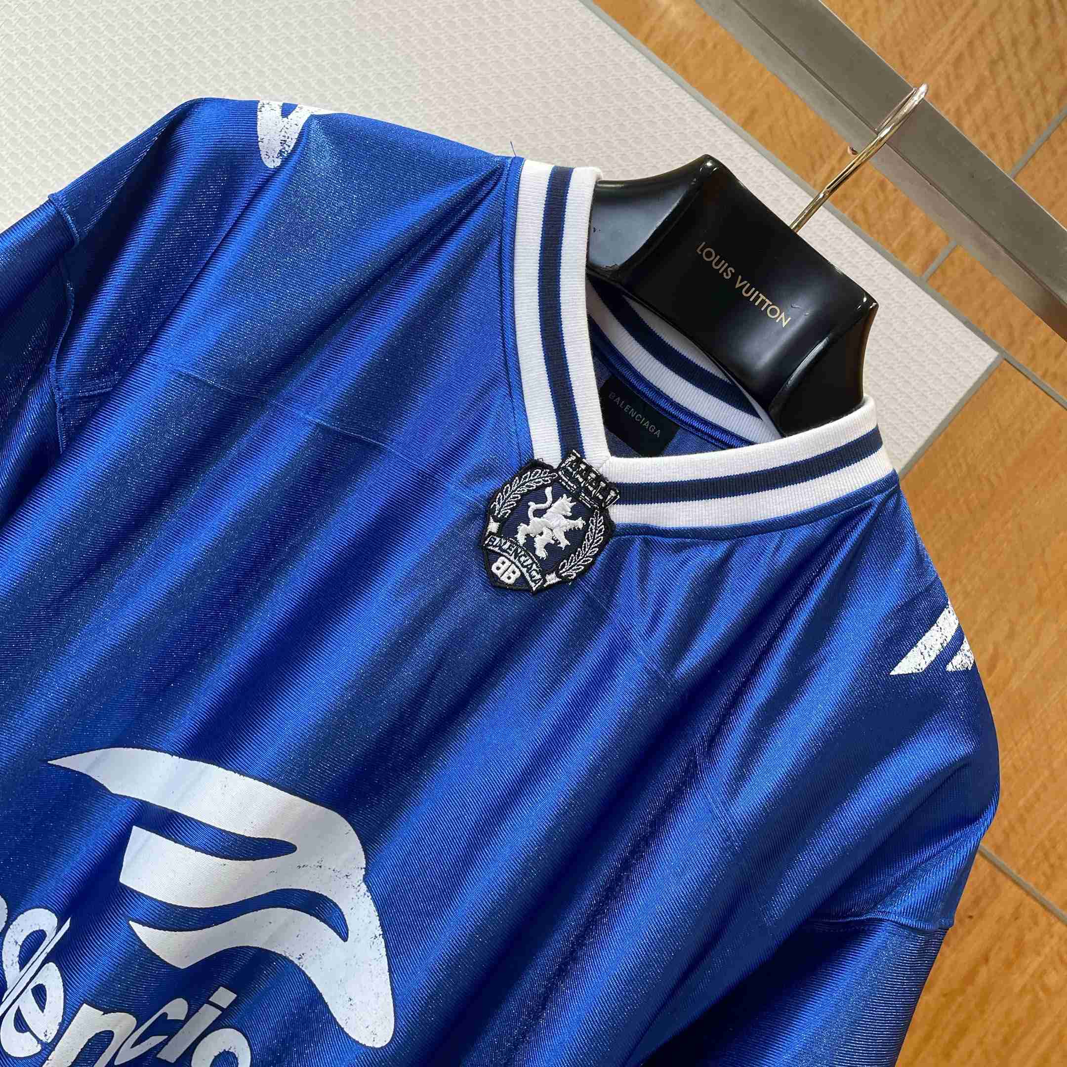 Balenciaga 3b Football V-neck T-shirt Oversized in Royal Blue - DesignerGu