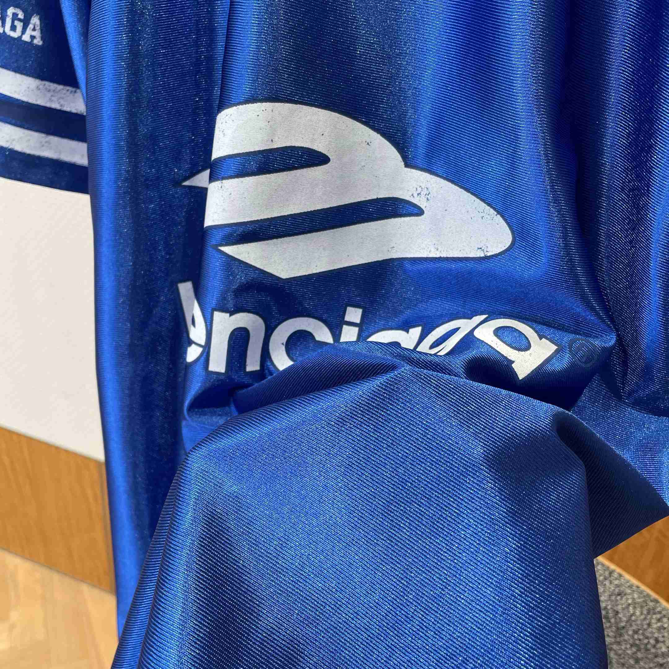 Balenciaga 3b Football V-neck T-shirt Oversized in Royal Blue - DesignerGu