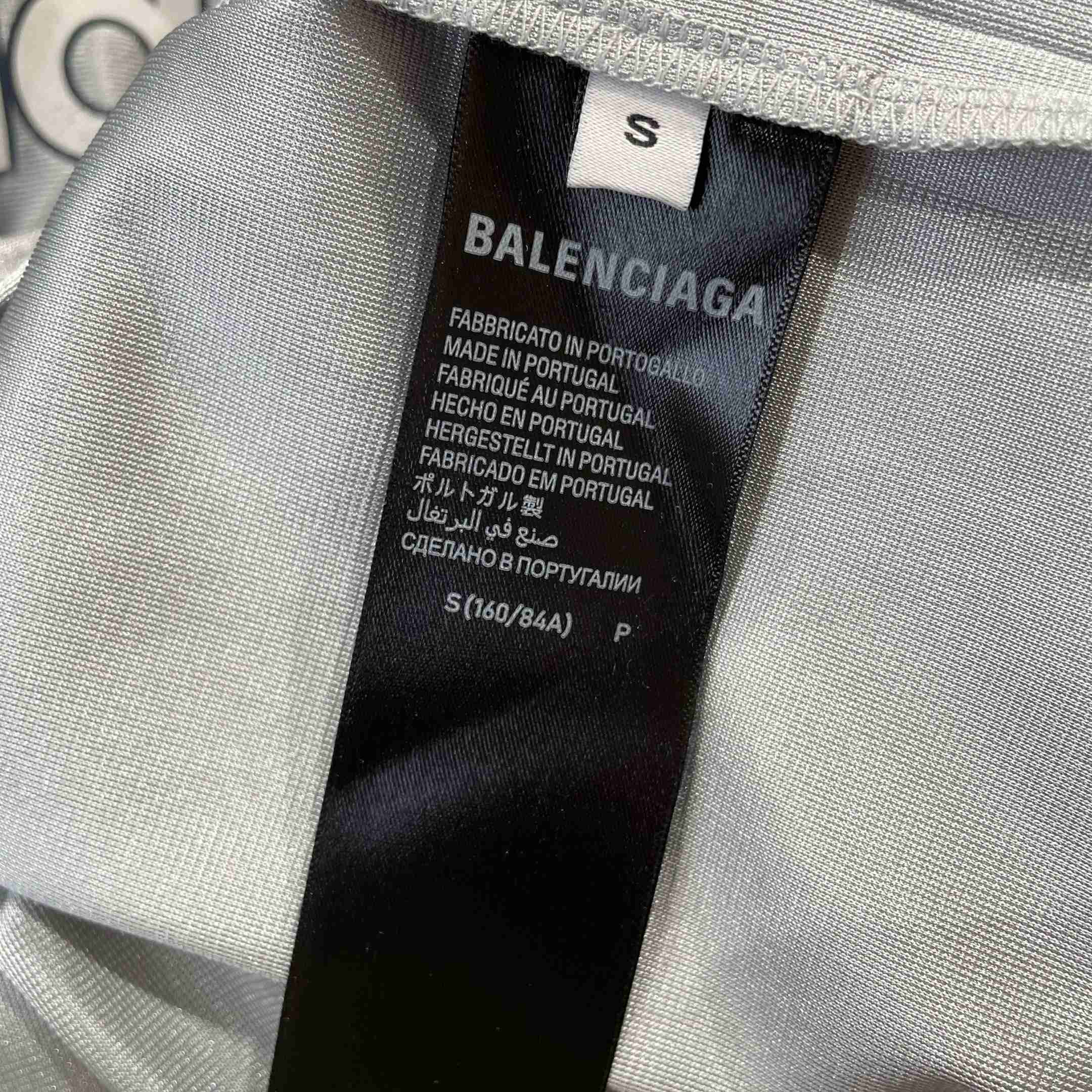 Balenciaga 3b Football V-neck T-shirt Oversized in Grey - DesignerGu