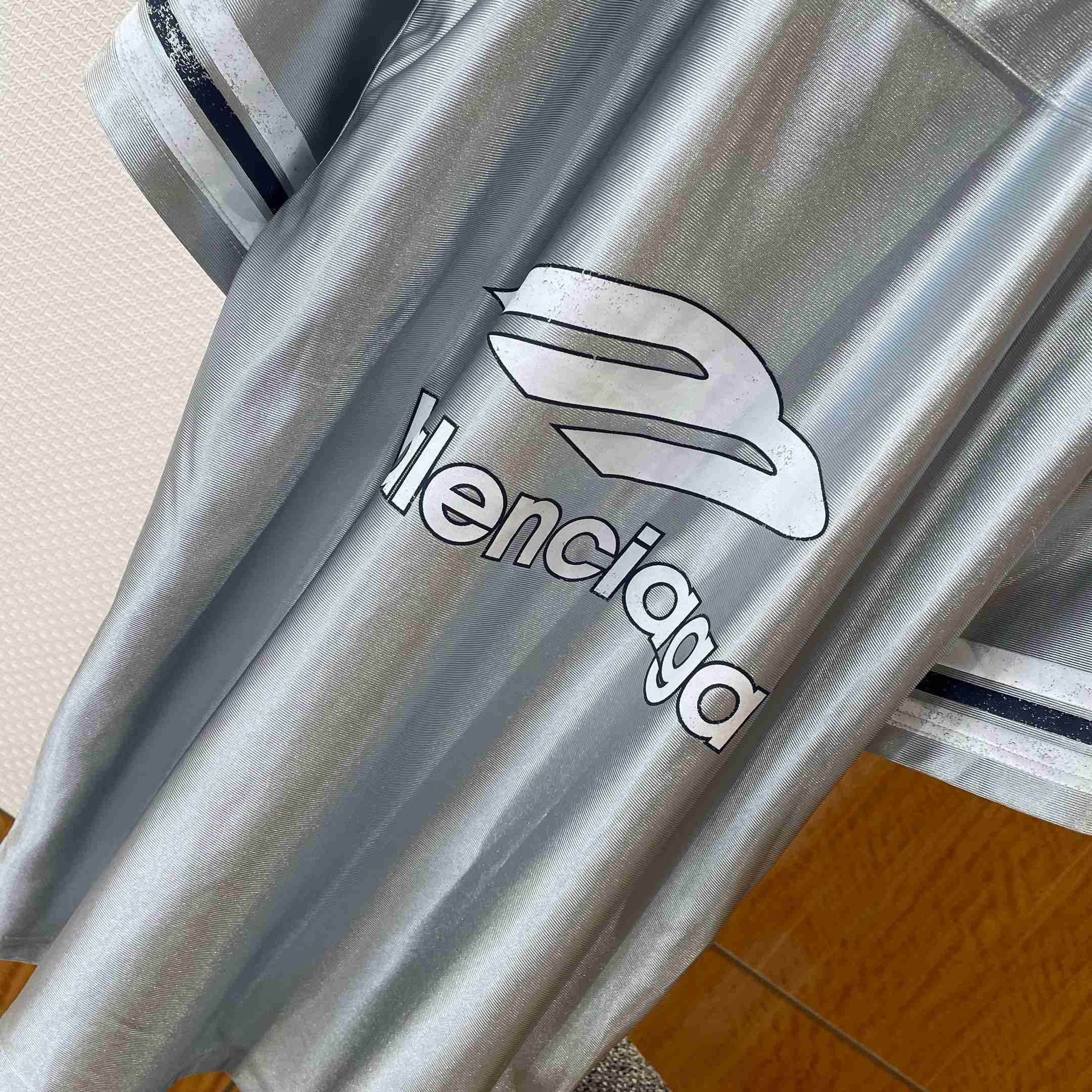 Balenciaga 3b Football V-neck T-shirt Oversized in Grey - DesignerGu