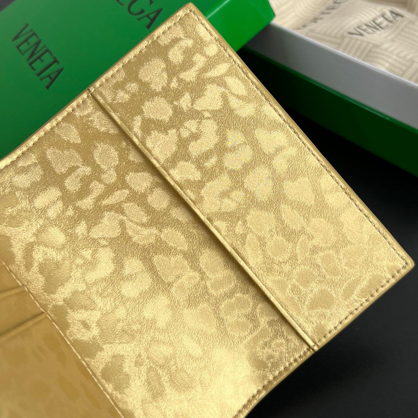 Bottega Veneta Intrecciato Passport Case - DesignerGu