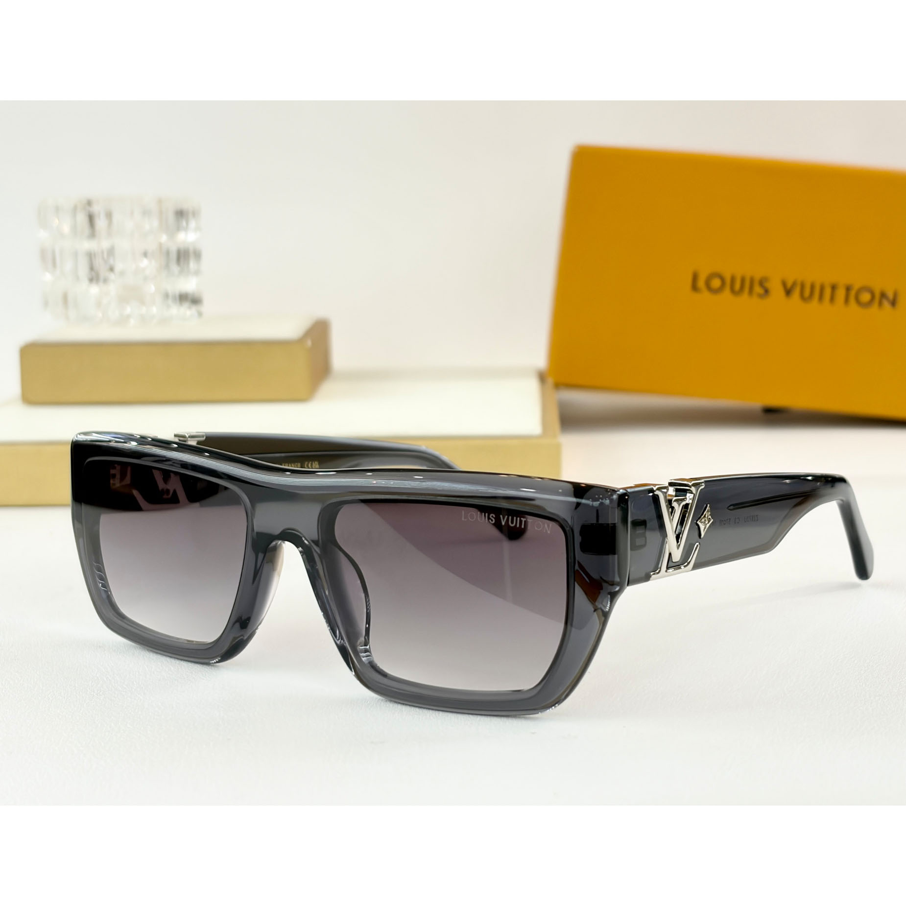 Louis Vuitton Sunglasses   Z2872U - DesignerGu