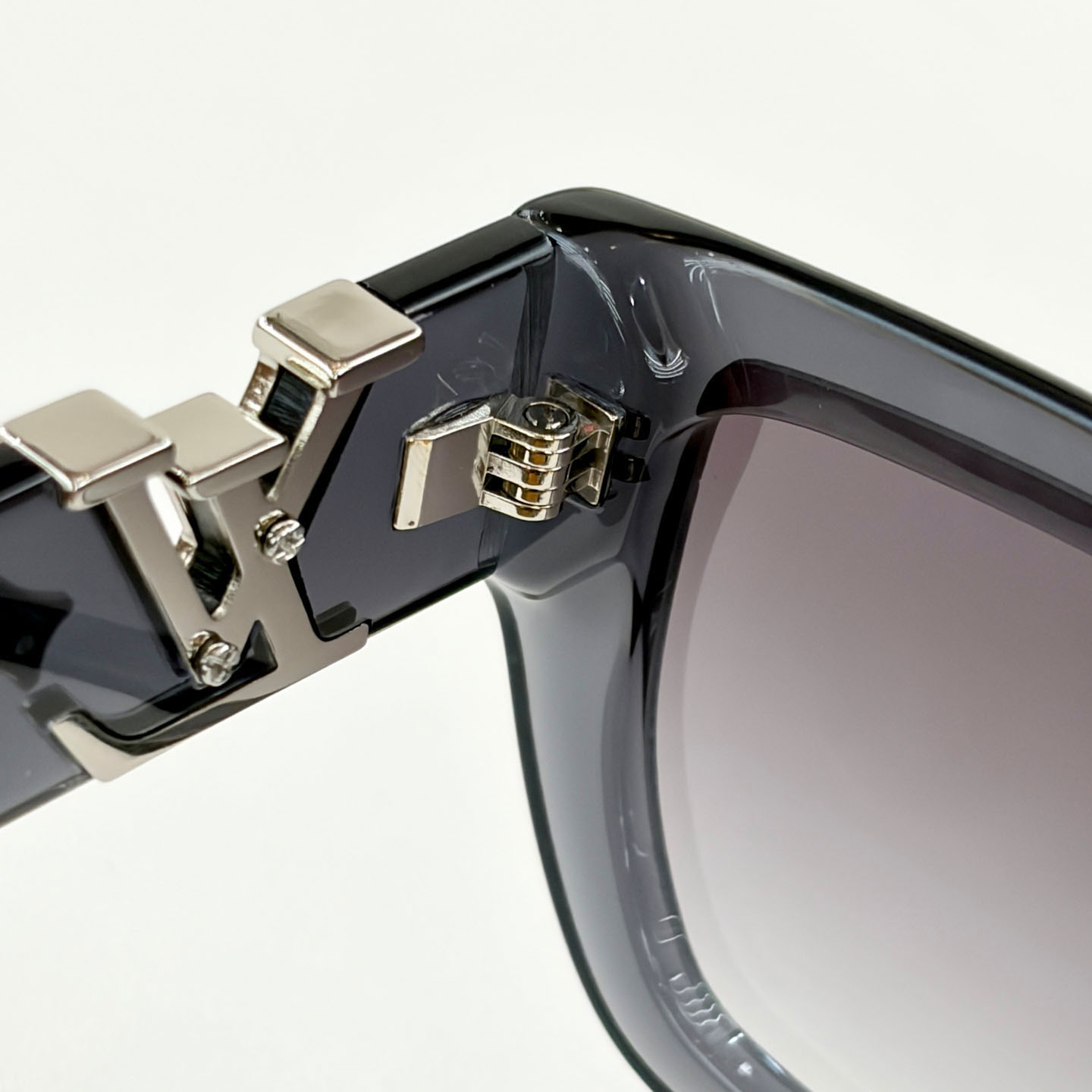 Louis Vuitton Sunglasses   Z2872U - DesignerGu