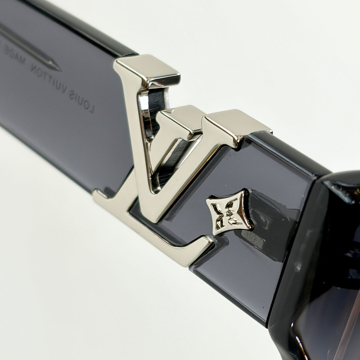 Louis Vuitton Sunglasses   Z2872U - DesignerGu