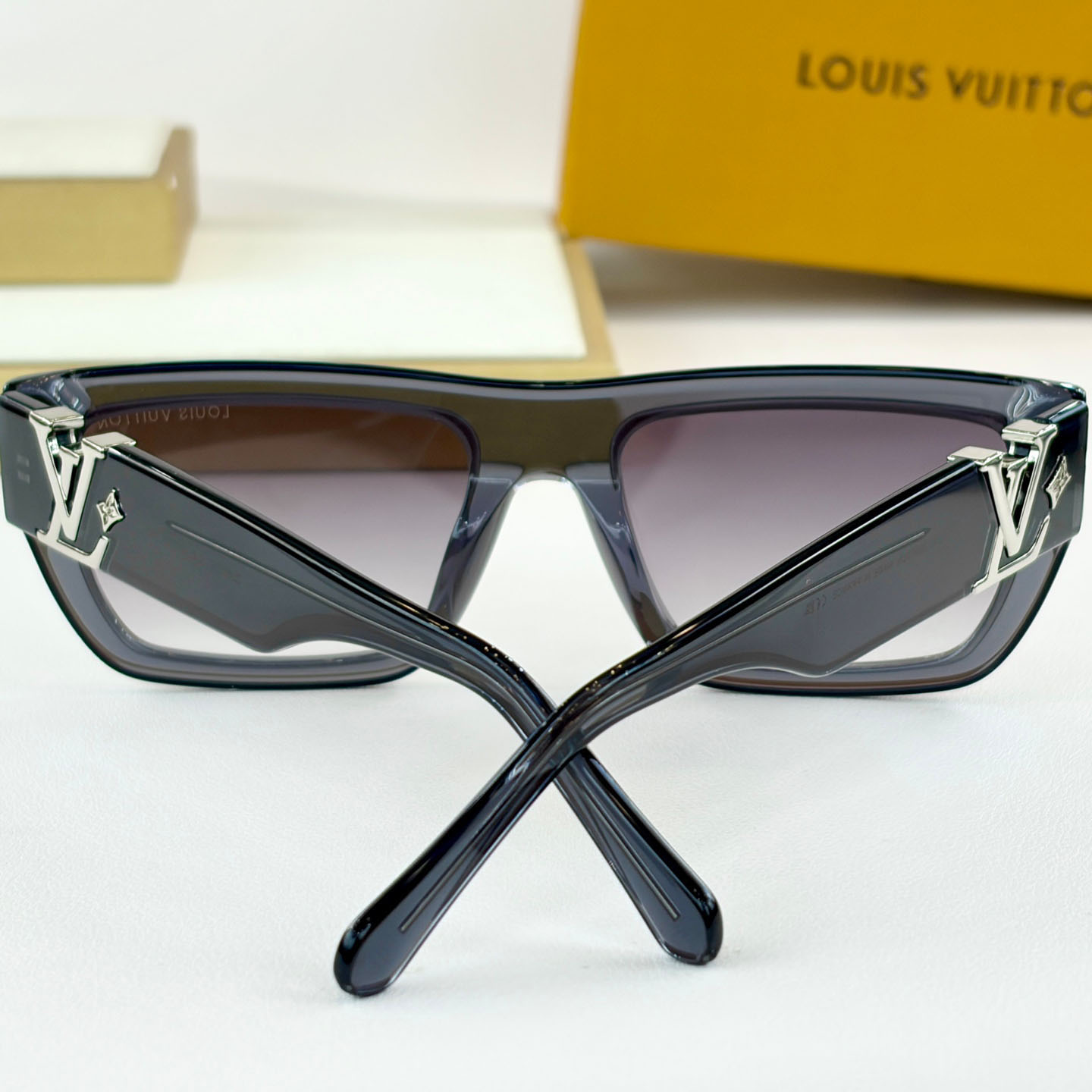 Louis Vuitton Sunglasses   Z2872U - DesignerGu