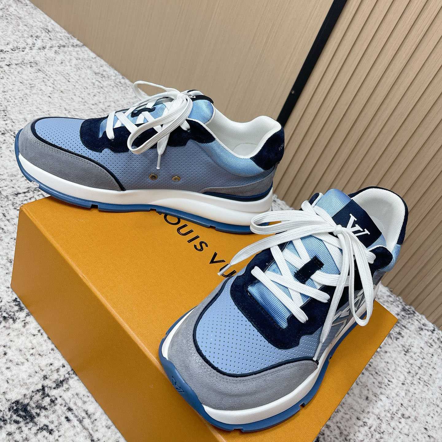 Louis Vuitton LV Classic Sneaker 1AIOJF - DesignerGu