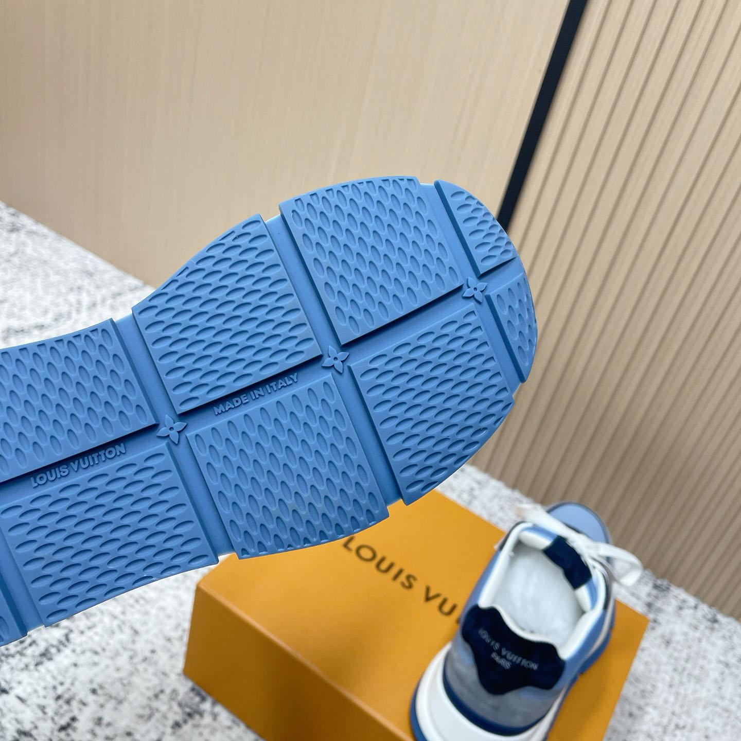 Louis Vuitton LV Classic Sneaker 1AIOJF - DesignerGu