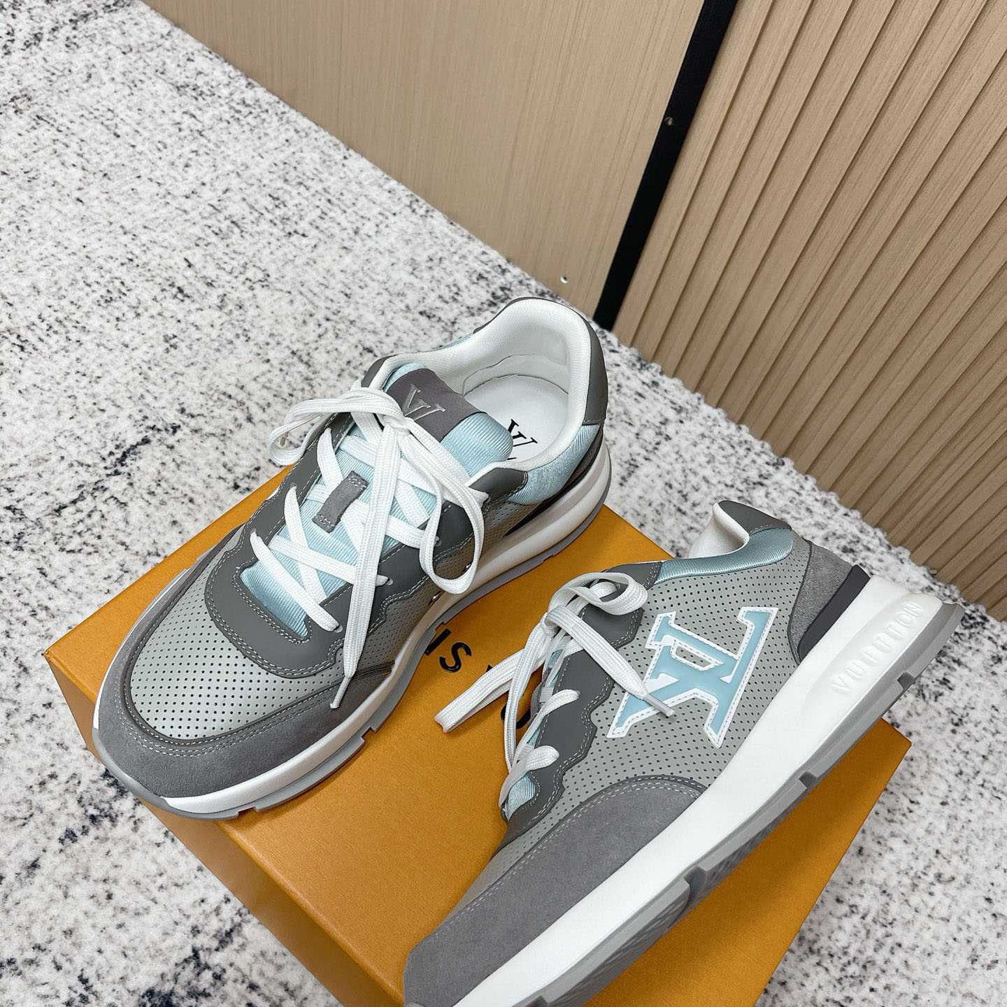 Louis Vuitton LV Classic Sneaker 1AIOGC - DesignerGu